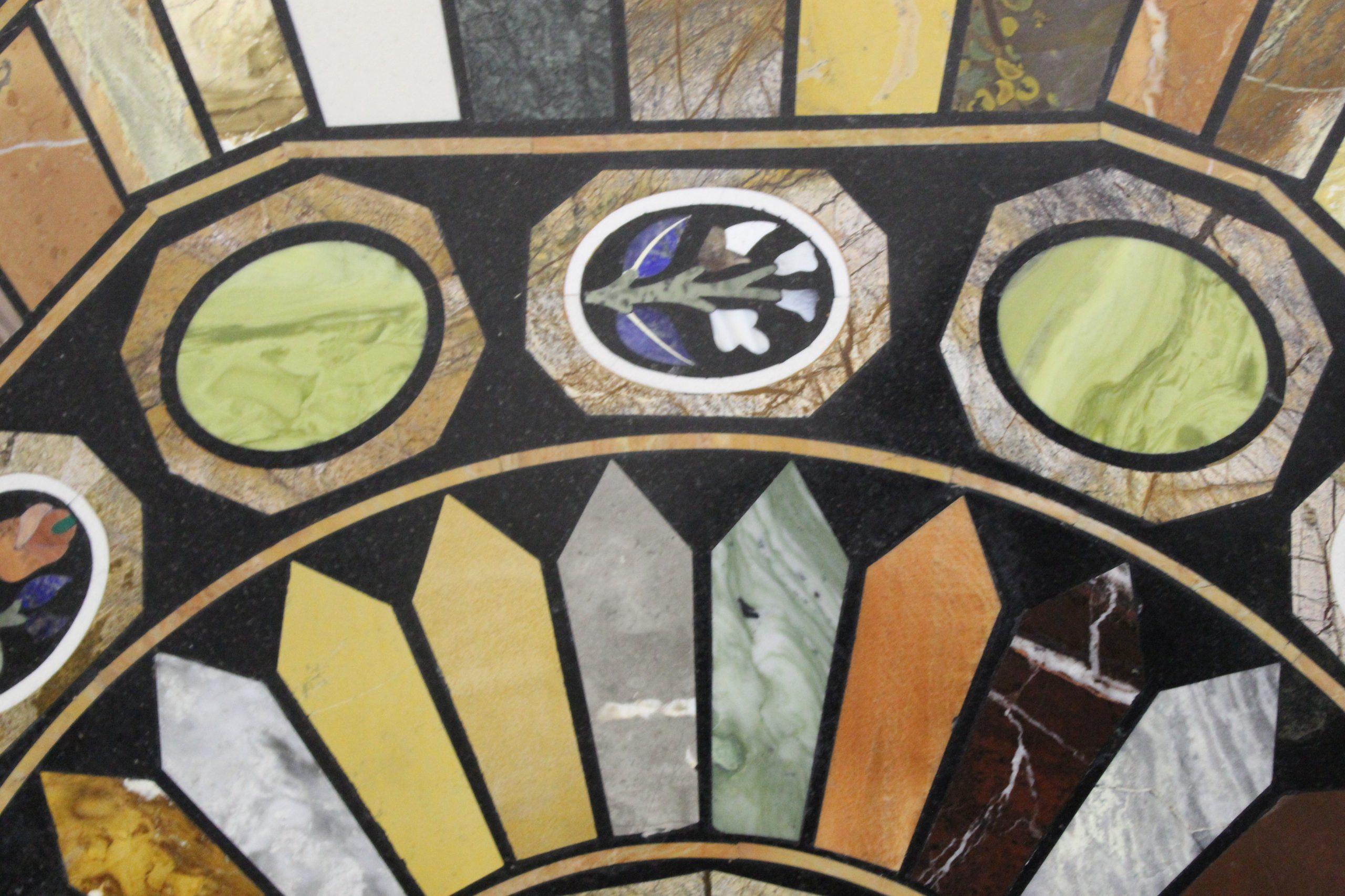 Marble top inlaid with semi-precious stones For Sale 1