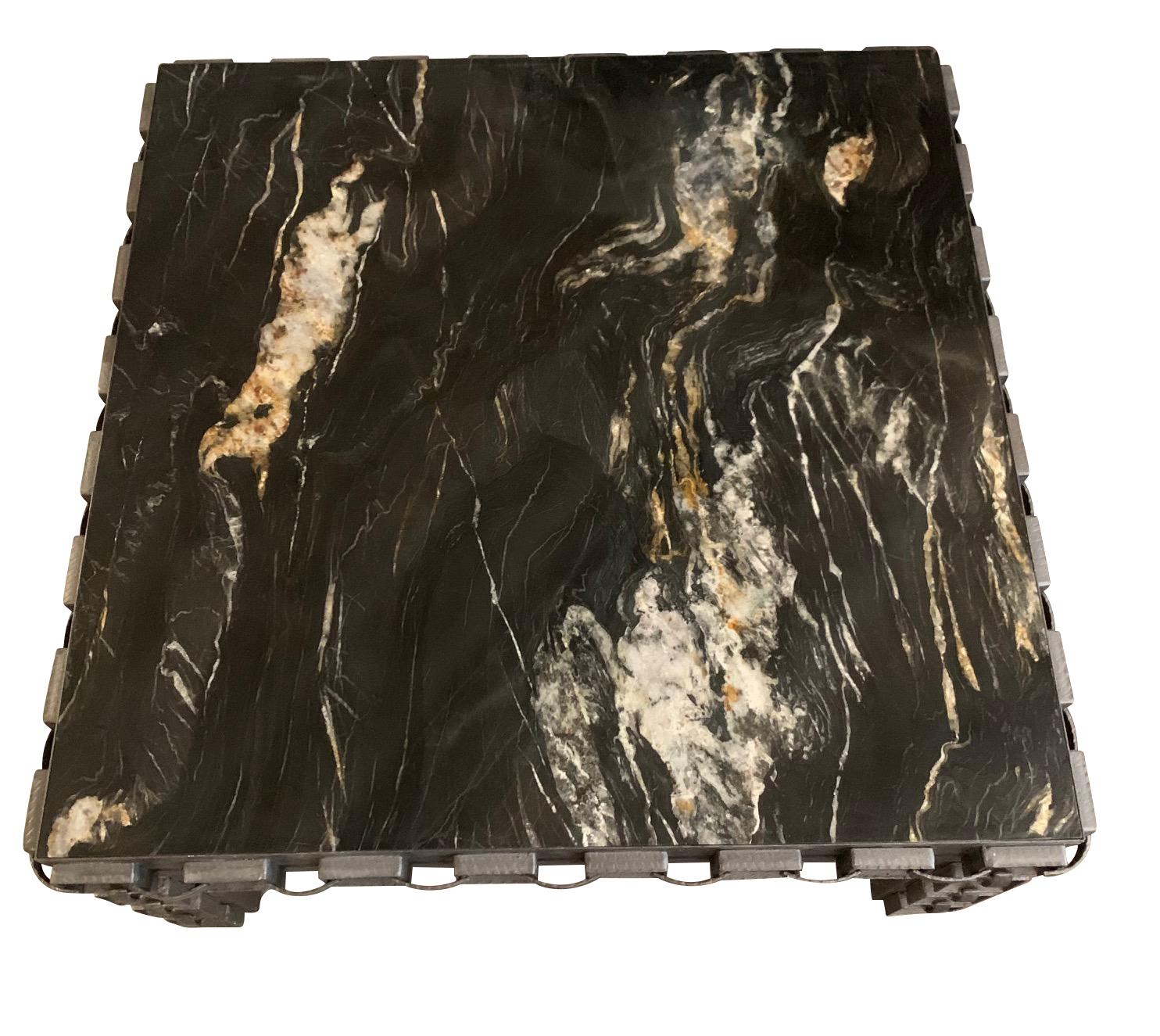 Lucidato Tavolino quadrato con piano in marmo nero e crema e base in ferro, Spagna, anni '60 in vendita