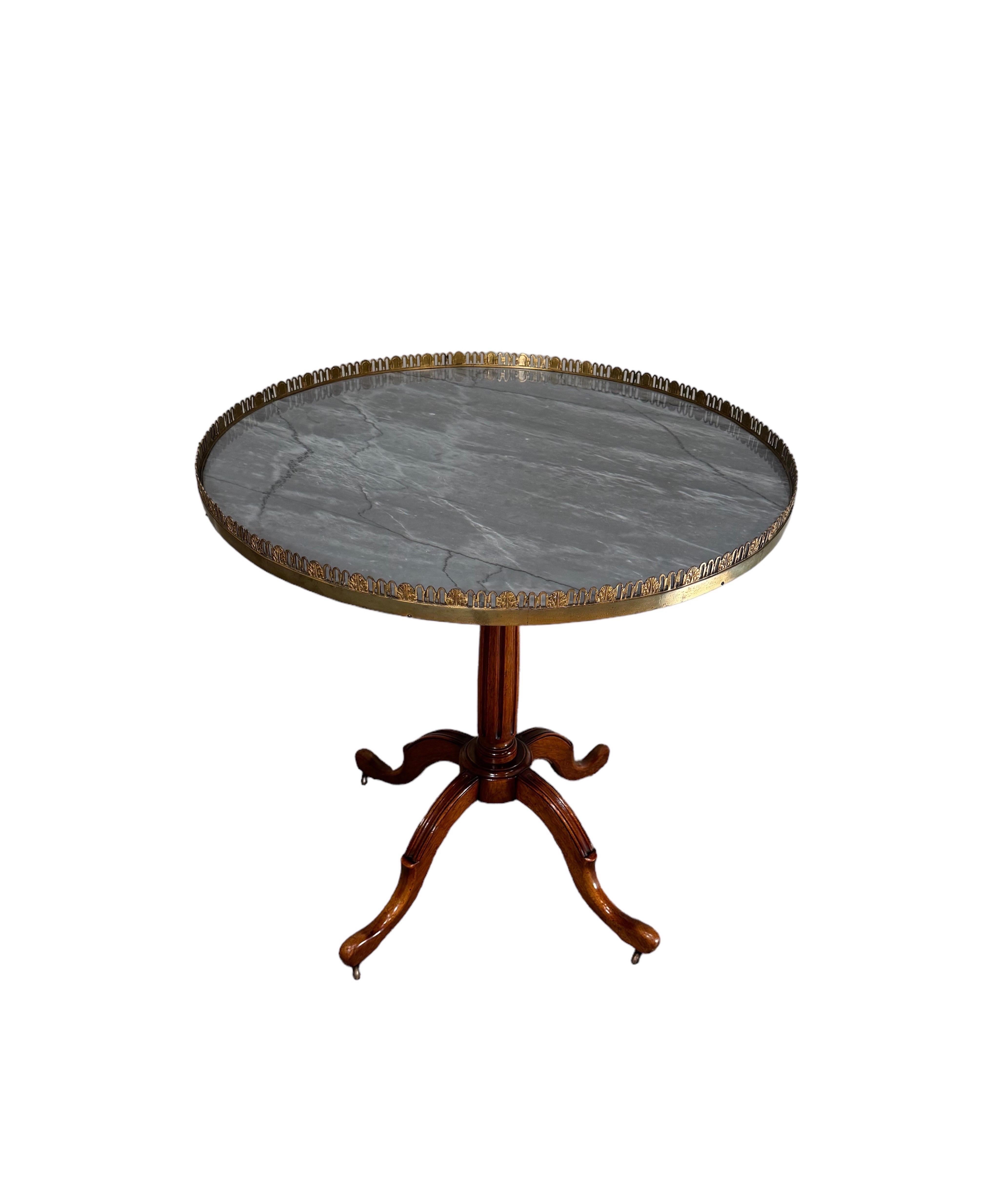Marmorplatte Mahagoni Tisch (Louis XV.) im Angebot