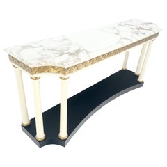 Tavolo da salotto con base concava in stile neoclassico Deco con piano in marmo e intagli dorati in oro