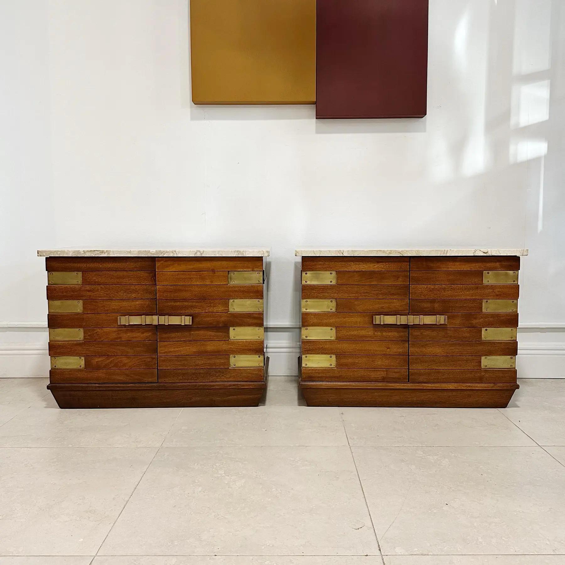 Tables de nuit italiennes à plateau de marbre et quincaillerie en laiton, années 1950. Coffrets en bois avec panneaux rayés de laiton et deux portes à charnières s'ouvrant sur une seule étagère intérieure dans chaque pièce. Très bon état vintage