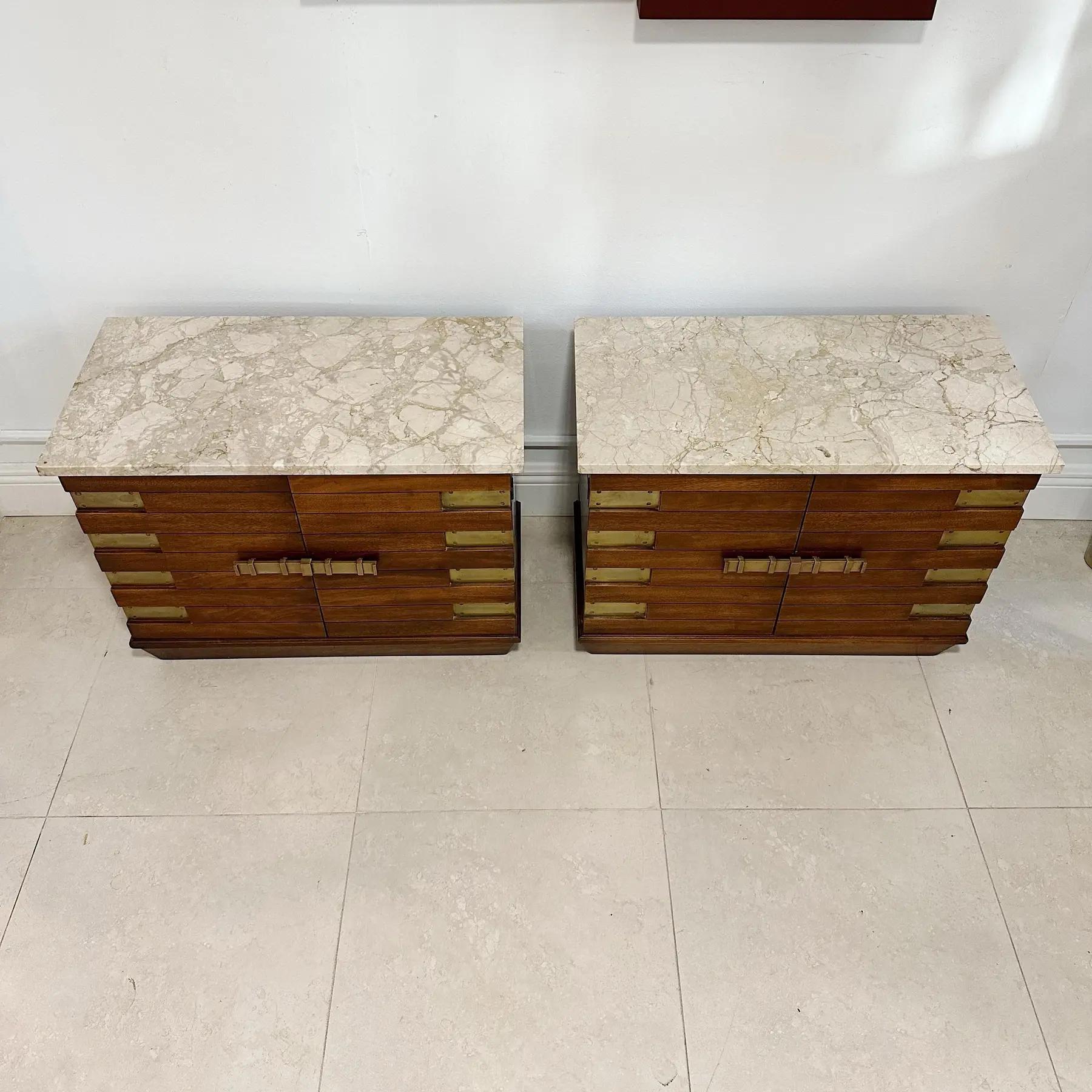 Mid-Century Modern Tables de nuit à plateau de marbre et quincaillerie en laiton, Italie, années 1950 en vente