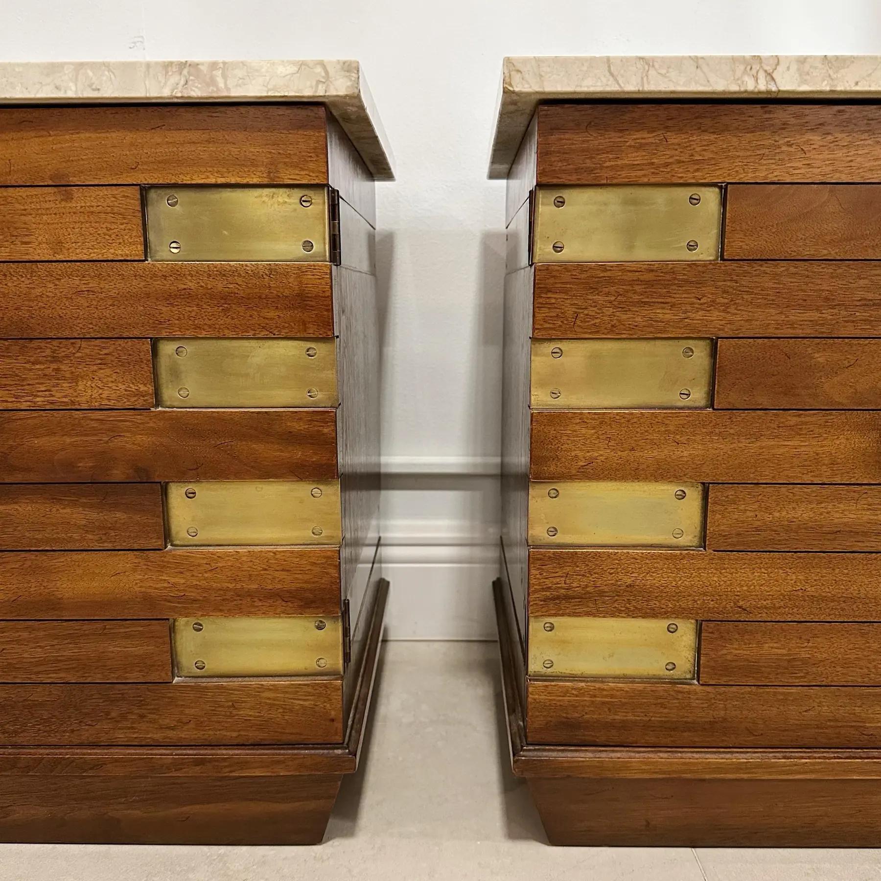 italien Tables de nuit à plateau de marbre et quincaillerie en laiton, Italie, années 1950 en vente