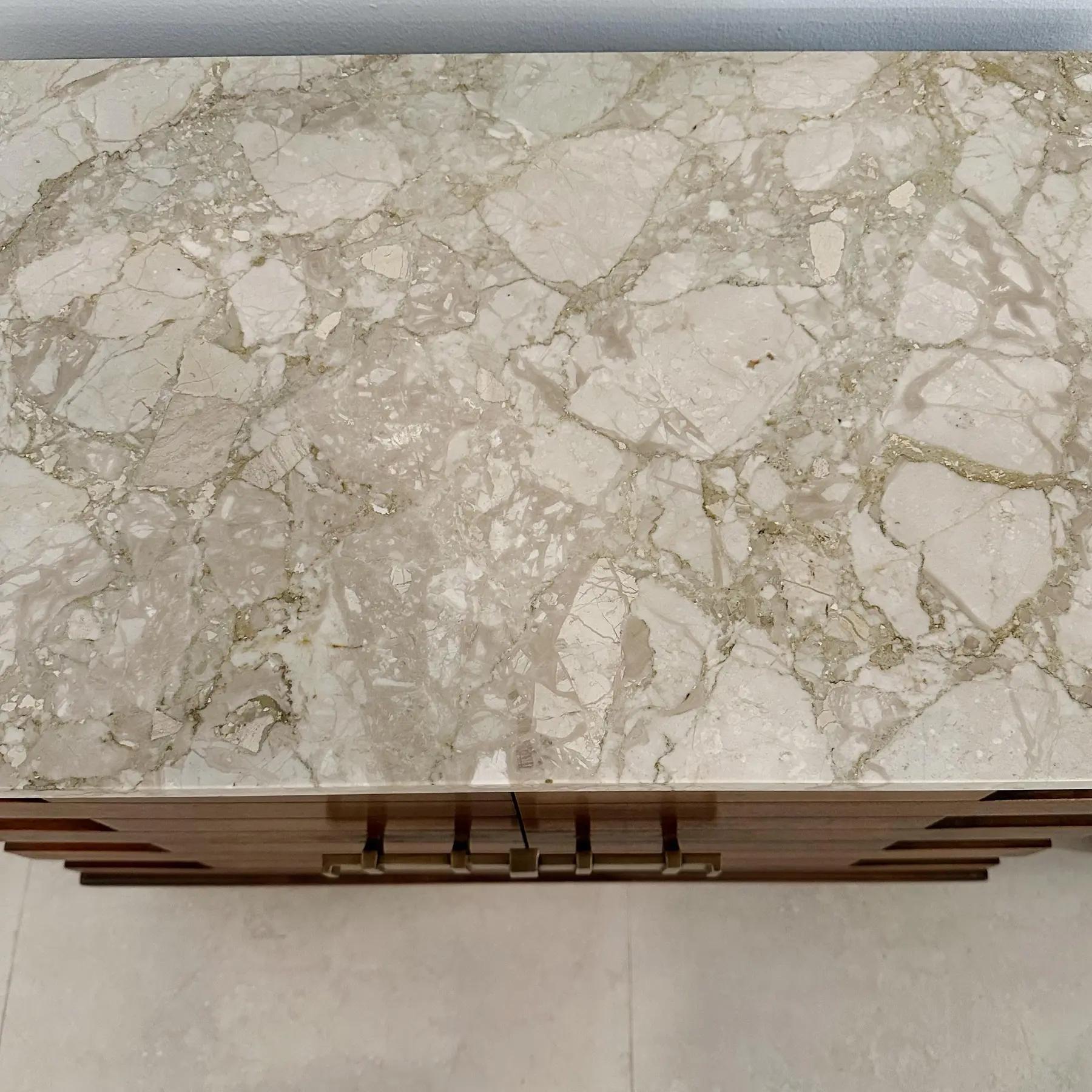 Tables de nuit à plateau de marbre et quincaillerie en laiton, Italie, années 1950 Bon état - En vente à West Palm Beach, FL