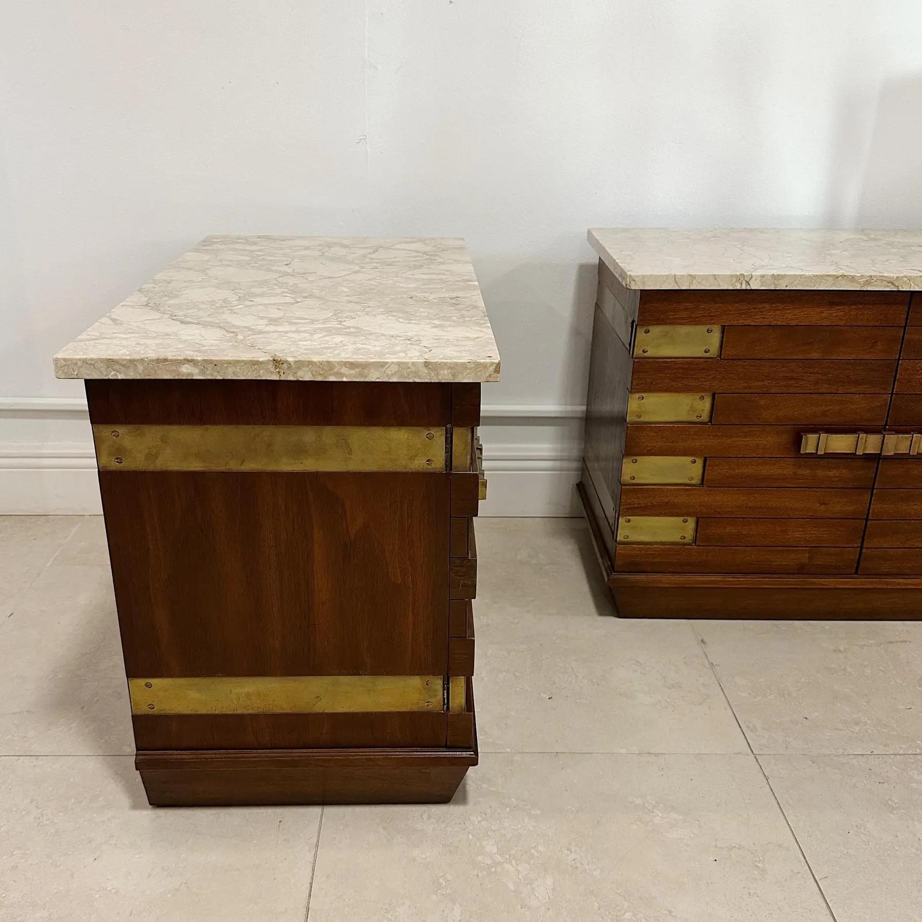 Milieu du XXe siècle Tables de nuit à plateau de marbre et quincaillerie en laiton, Italie, années 1950 en vente