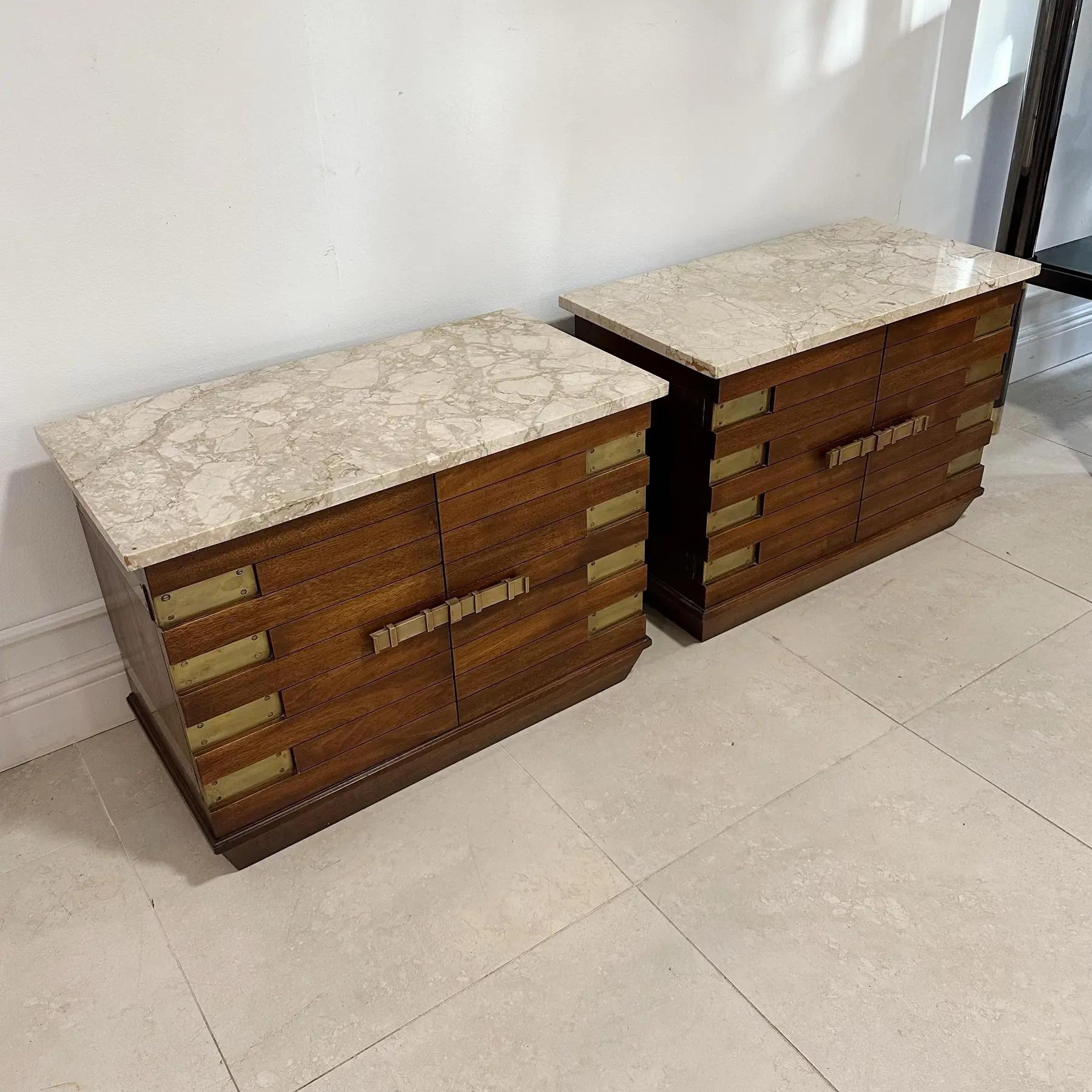 Laiton Tables de nuit à plateau de marbre et quincaillerie en laiton, Italie, années 1950 en vente