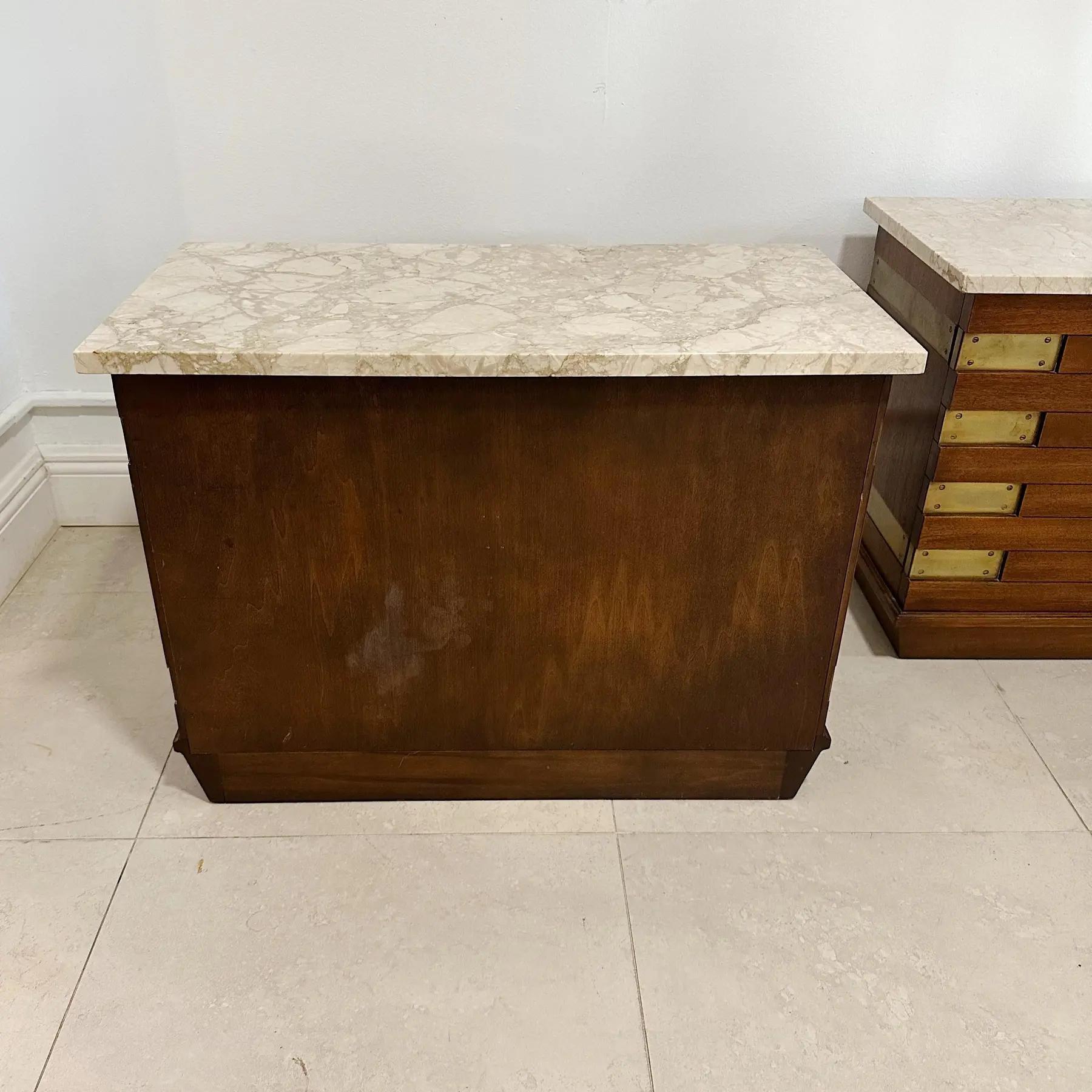 Tables de nuit à plateau de marbre et quincaillerie en laiton, Italie, années 1950 en vente 1