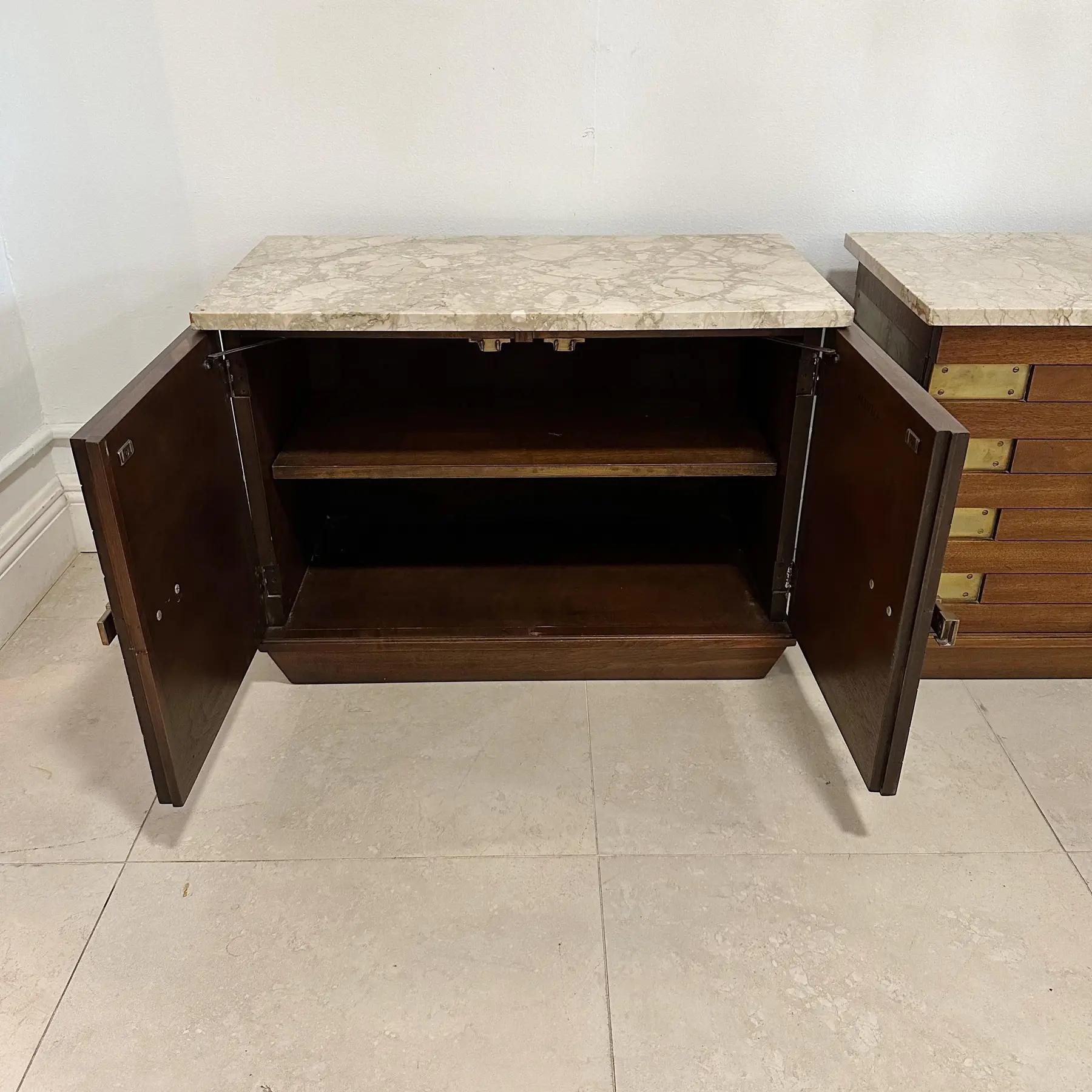 Tables de nuit à plateau de marbre et quincaillerie en laiton, Italie, années 1950 en vente 2