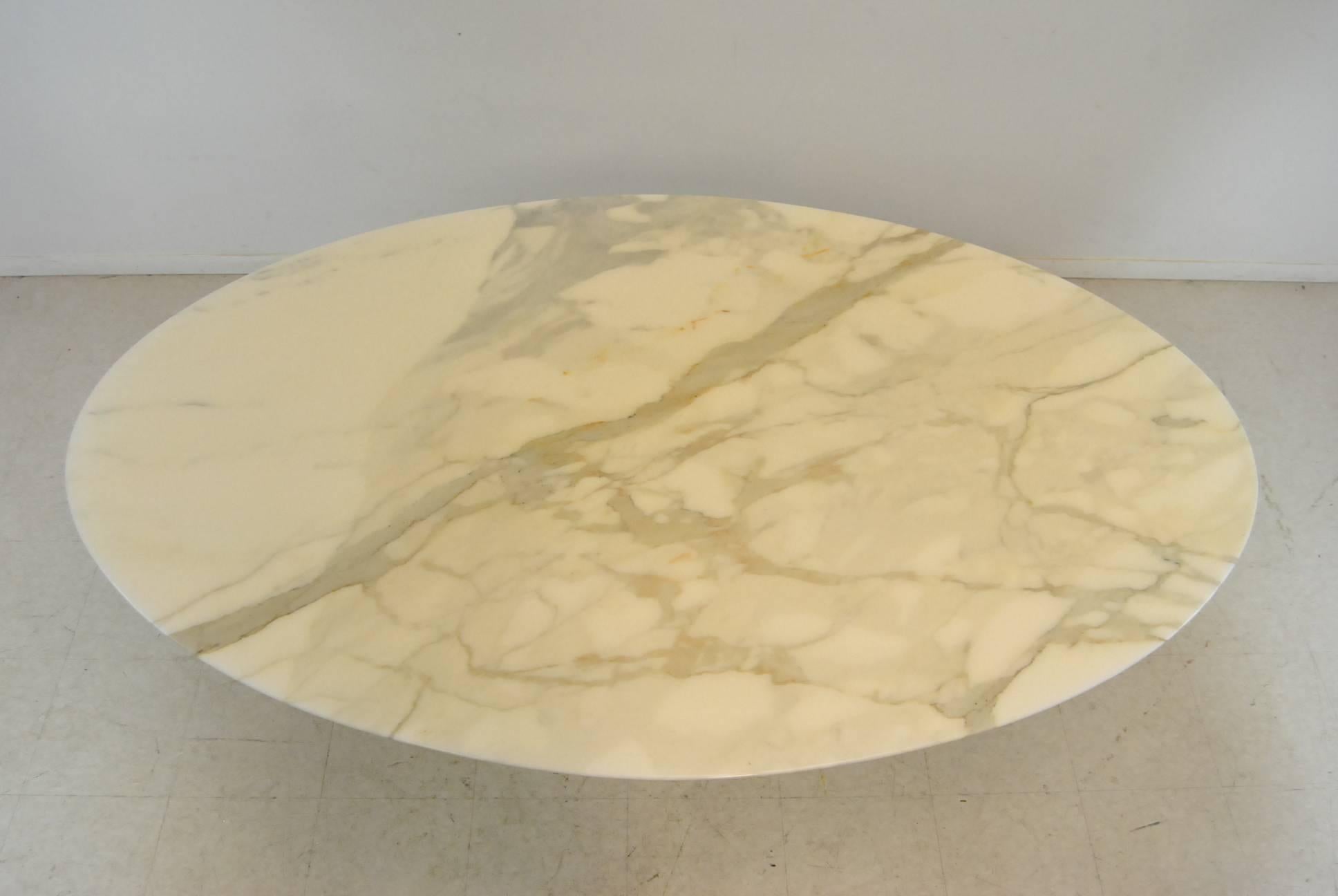 A fantastic marble top tulip dining table by Eero Saarinen for Knoll. The base is constructed from molded heavy cast aluminium that has been polish and coated in a tough abrasion resistant rilsan finish. The engineered vetro bianco top is offered in