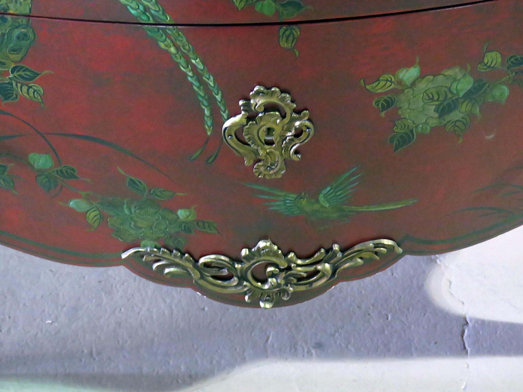 Red and Green Paint Decorated Chinoiserie French Louis XV Bombe Commode C1940 In Good Condition In Swedesboro, NJ