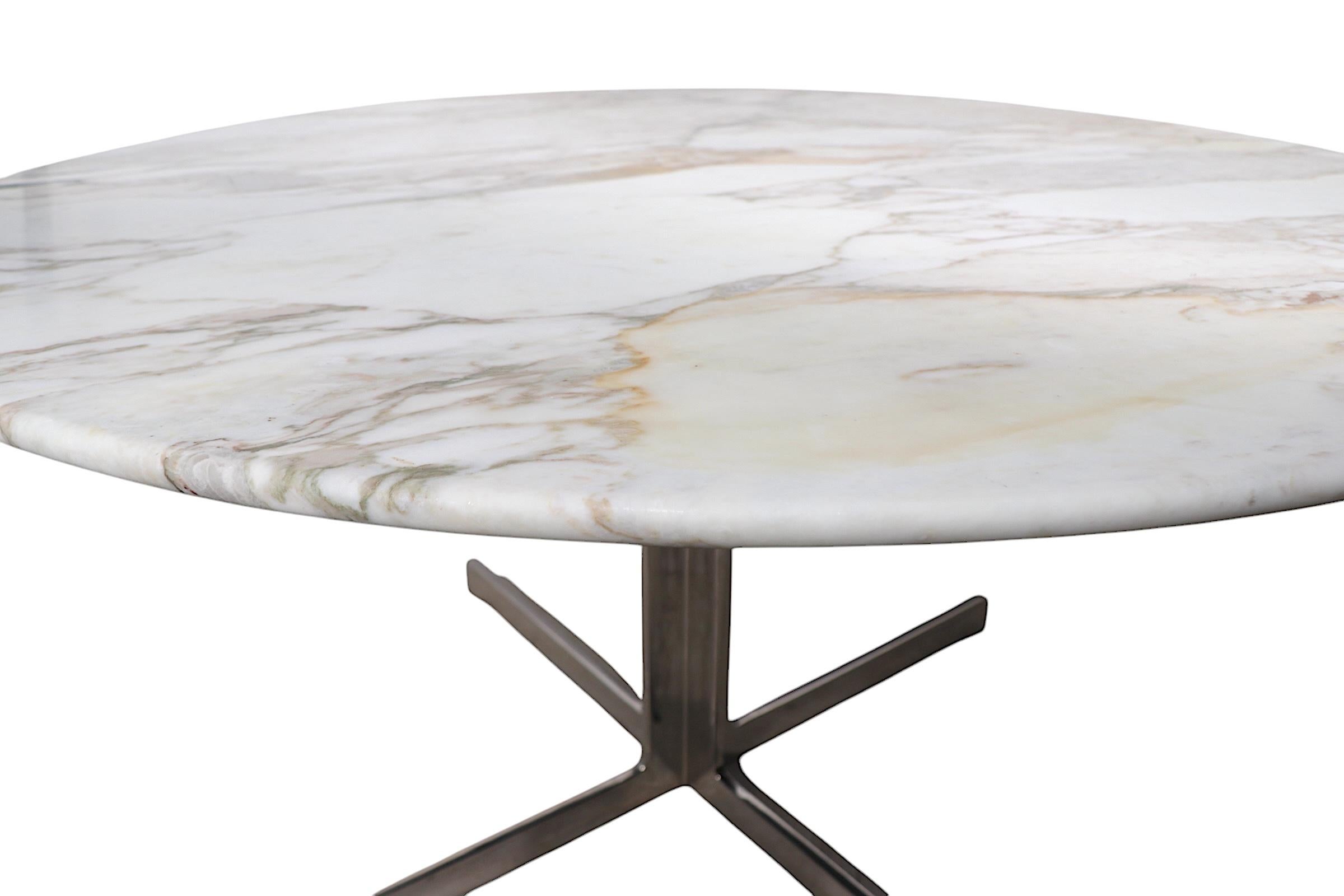Mesa de comedor con tablero de mármol y base de acero pulido att. a Ward Bennett para Lehigh Estadounidense en venta