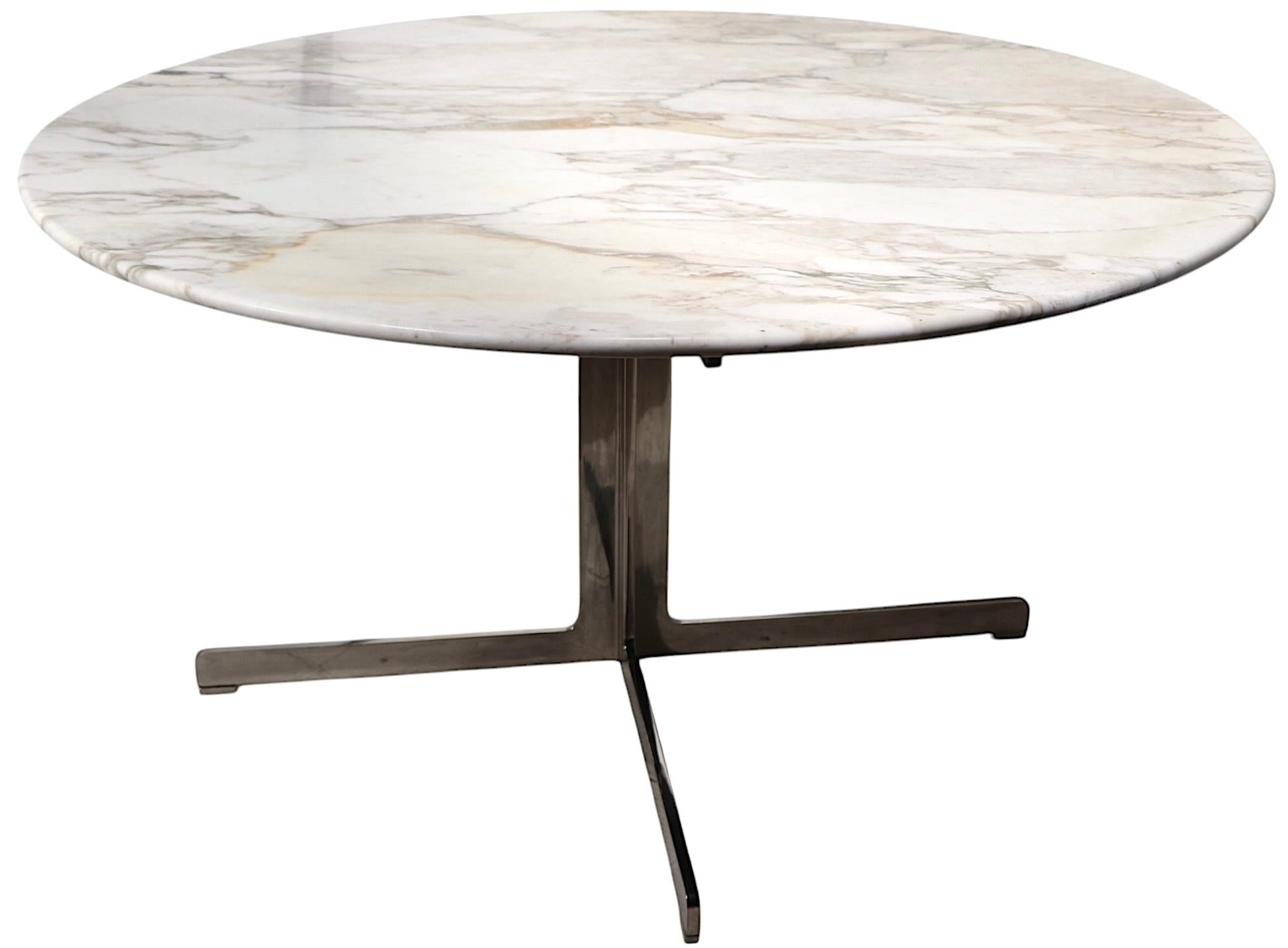 Mesa de comedor con tablero de mármol y base de acero pulido att. a Ward Bennett para Lehigh Acero en venta