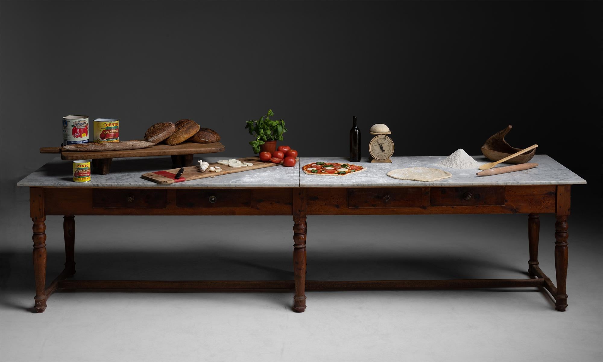 Table de préparation à plateau de marbre, Italie vers 1890

Table de boulanger avec un plateau en marbre en deux parties et une base en pin, avec des pieds tournés et une teinture d'origine.

Mesure 130,5 