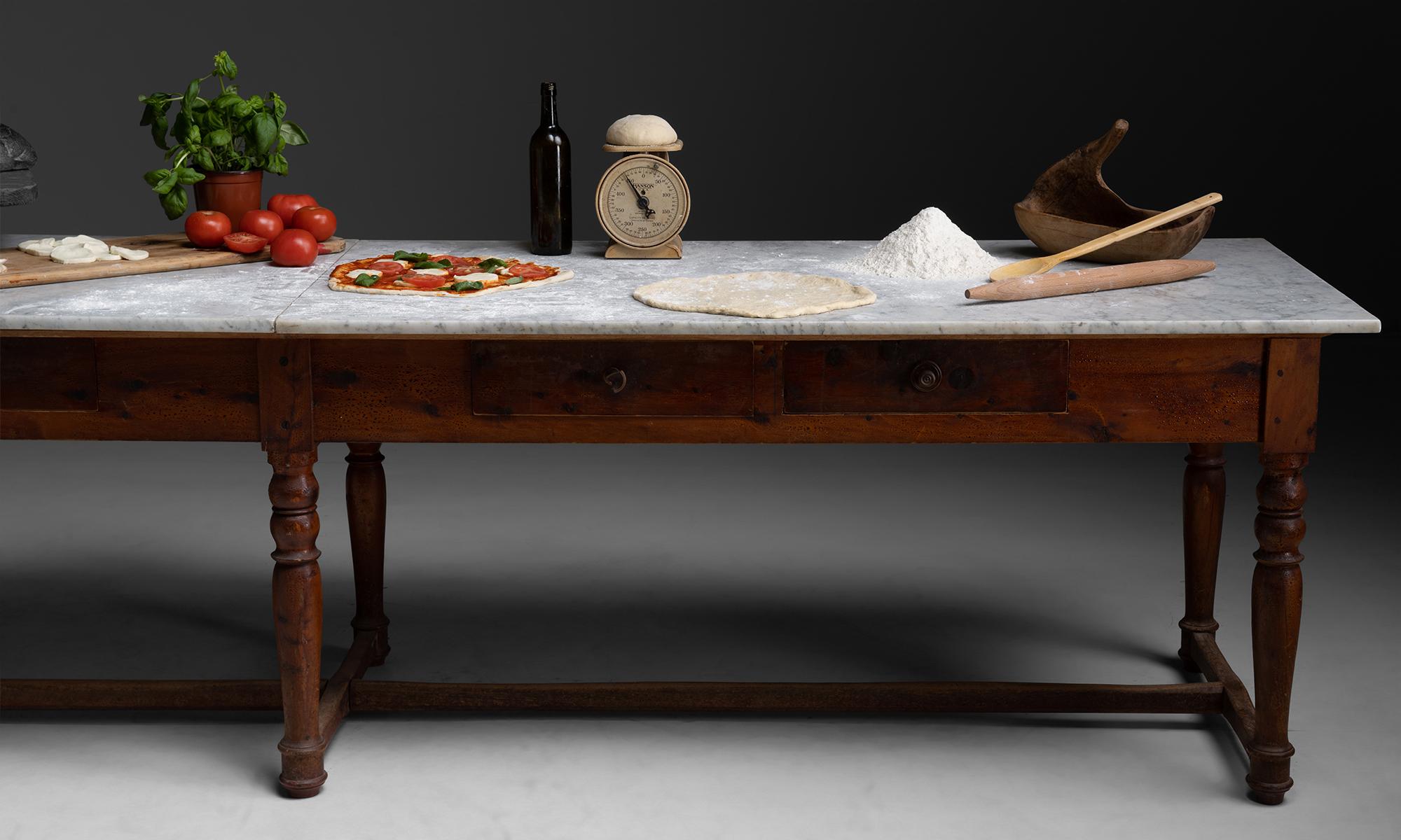 Tourné Table de préparation à plateau de marbre, Italie vers 1890 en vente