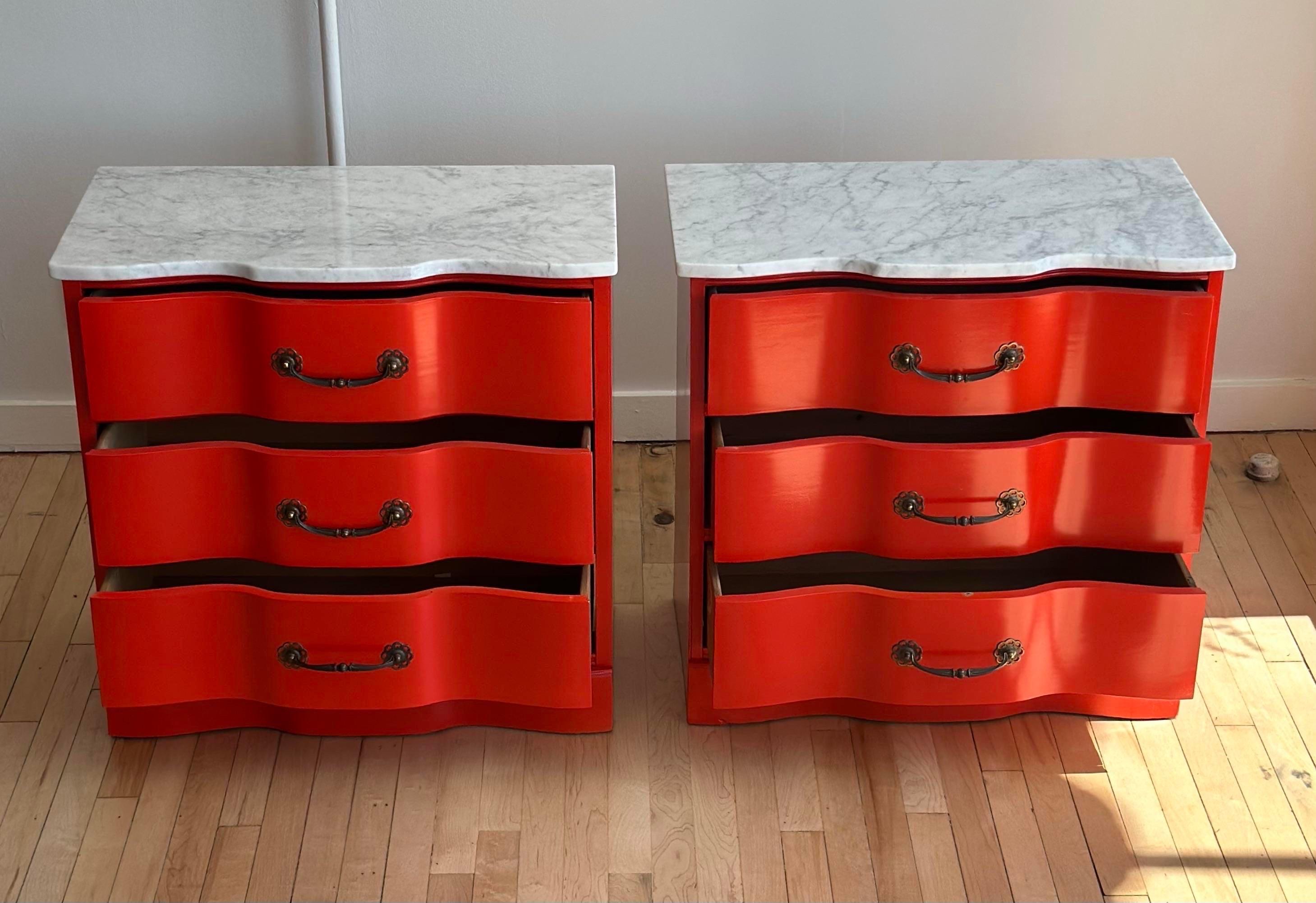Cassapanca a serpentina rossa con piano in marmo, una coppia In condizioni buone in vendita a Hudson, NY