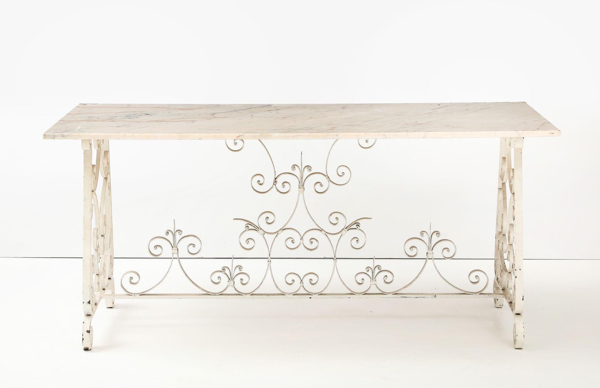 Mesa de Comedor con Tablero de Mármol y Base Metálica, Inglaterra Mediados del S. XX en venta 5