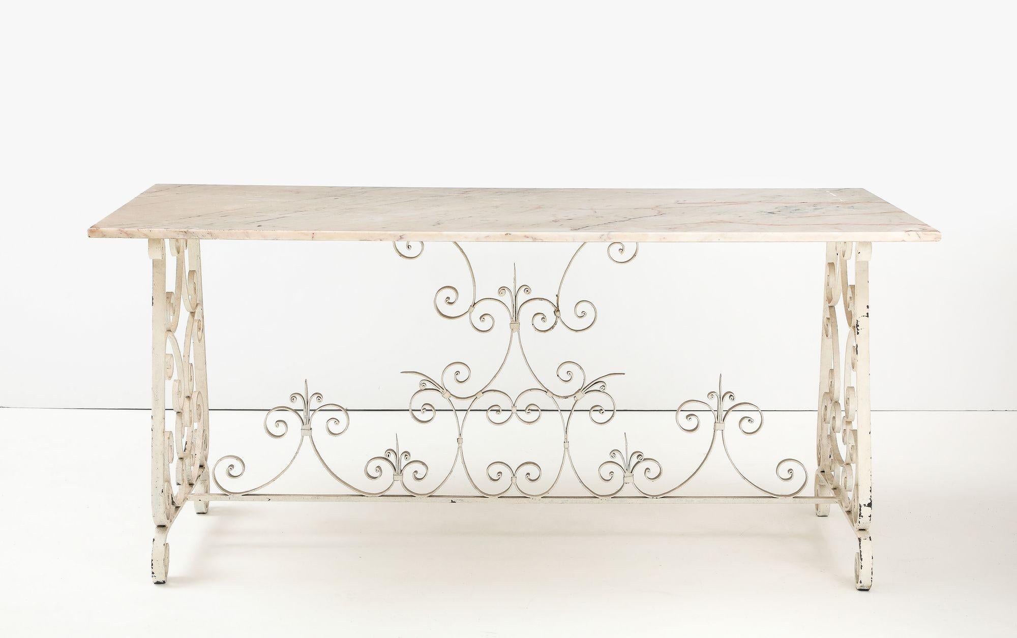 Mesa de Comedor con Tablero de Mármol y Base Metálica, Inglaterra Mediados del S. XX Inglés en venta