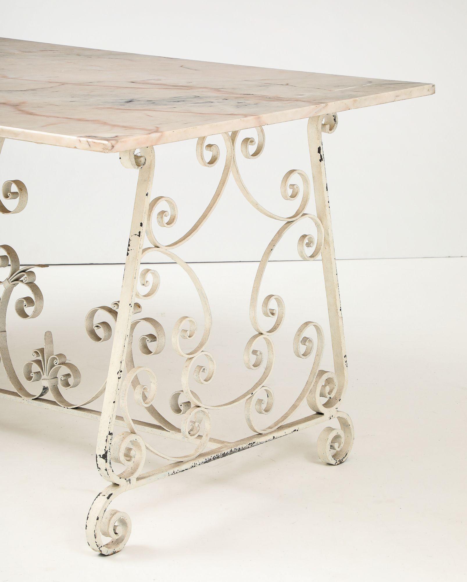 Mesa de Comedor con Tablero de Mármol y Base Metálica, Inglaterra Mediados del S. XX mediados del siglo XX en venta