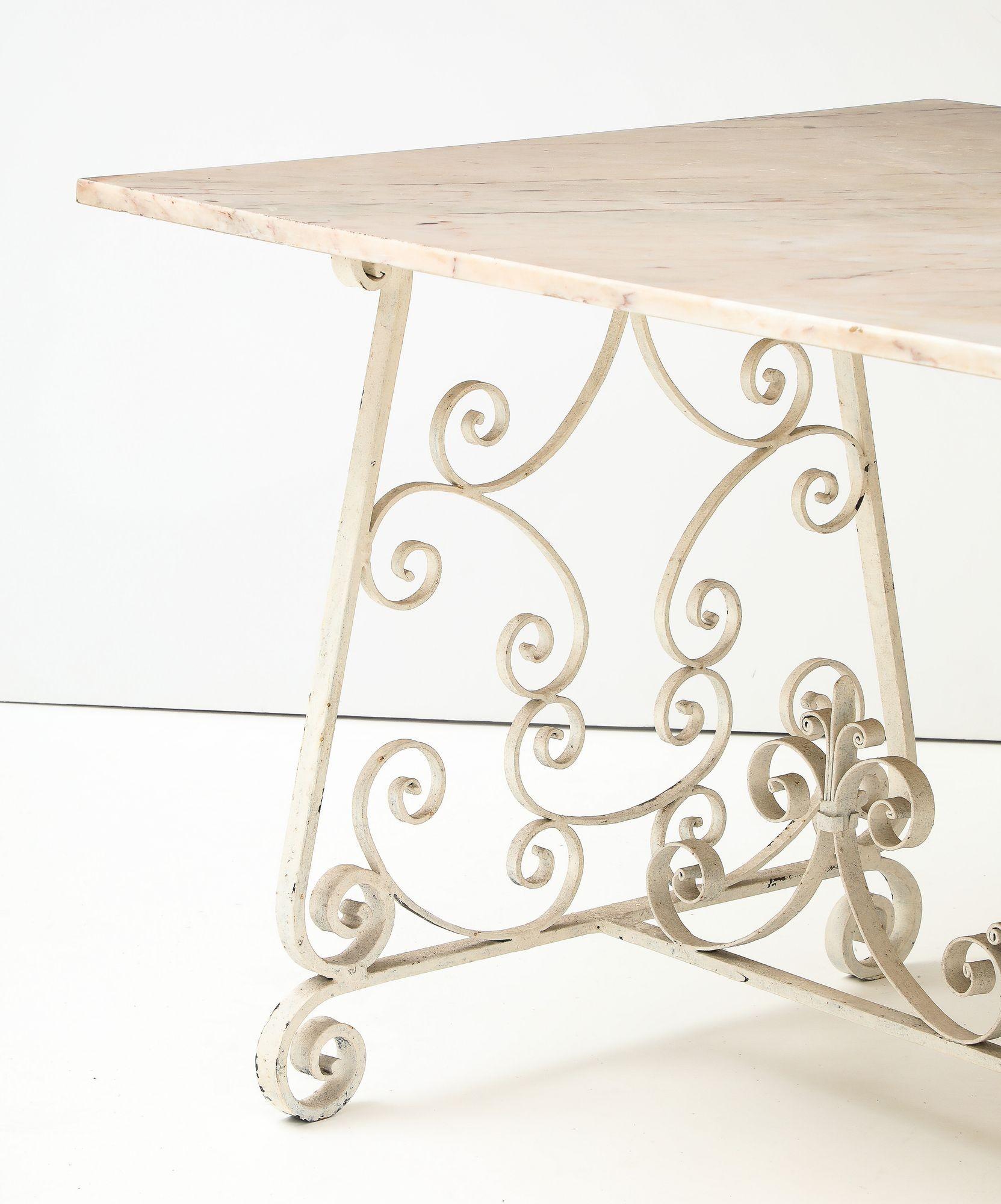 Mesa de Comedor con Tablero de Mármol y Base Metálica, Inglaterra Mediados del S. XX Metal en venta
