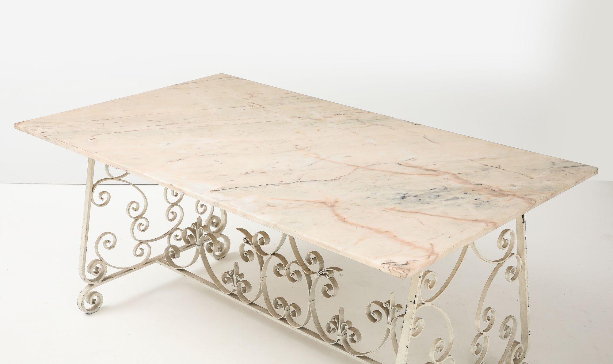 Mesa de Comedor con Tablero de Mármol y Base Metálica, Inglaterra Mediados del S. XX en venta 1