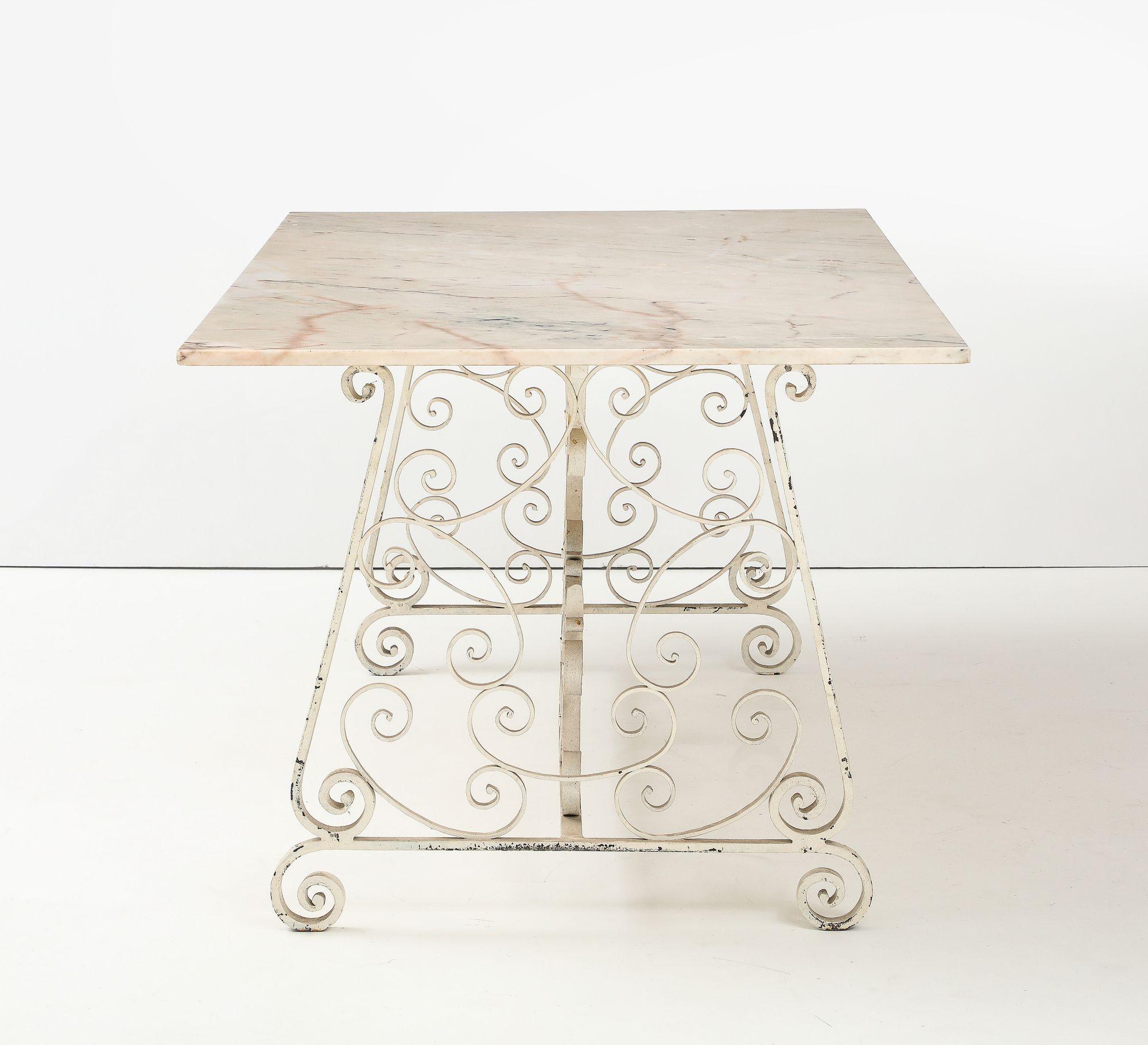 Mesa de Comedor con Tablero de Mármol y Base Metálica, Inglaterra Mediados del S. XX en venta 3