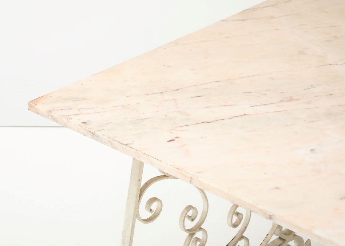 Mesa de Comedor con Tablero de Mármol y Base Metálica, Inglaterra Mediados del S. XX en venta 2
