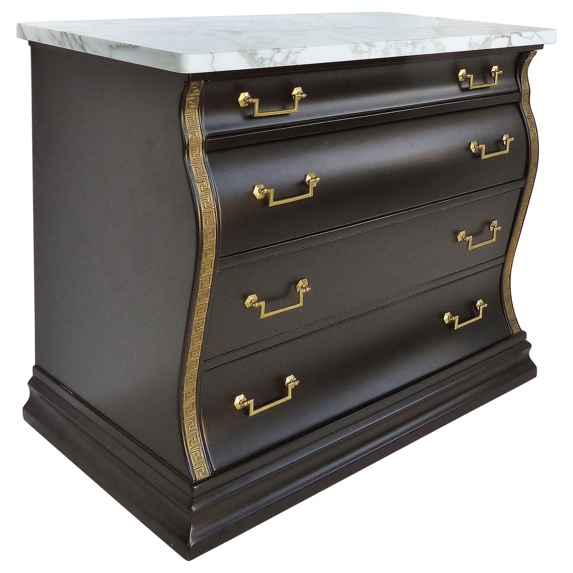 Commode à façade serpentine et dessus en marbre, quincaillerie en laiton à motif clé grecque