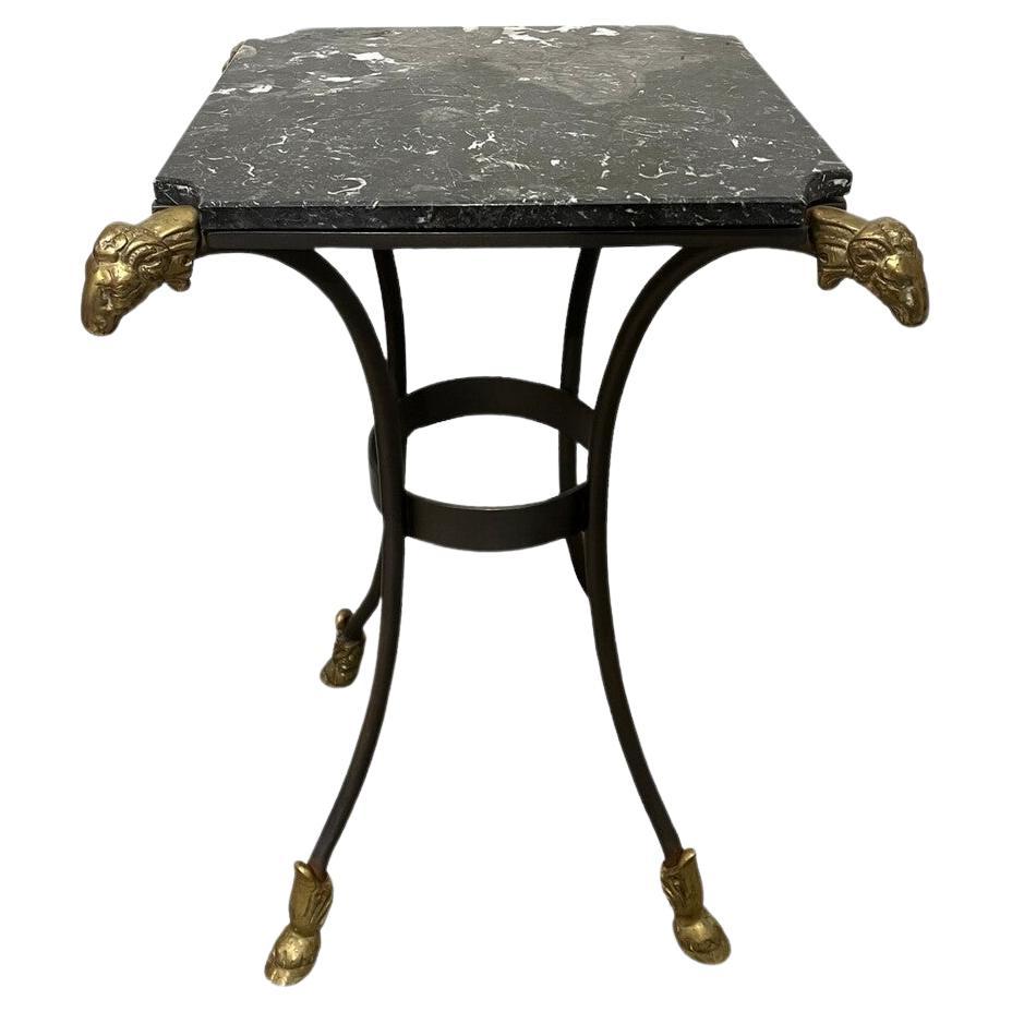 Mesa auxiliar de mármol con cabezas de carnero y patas de pezuña