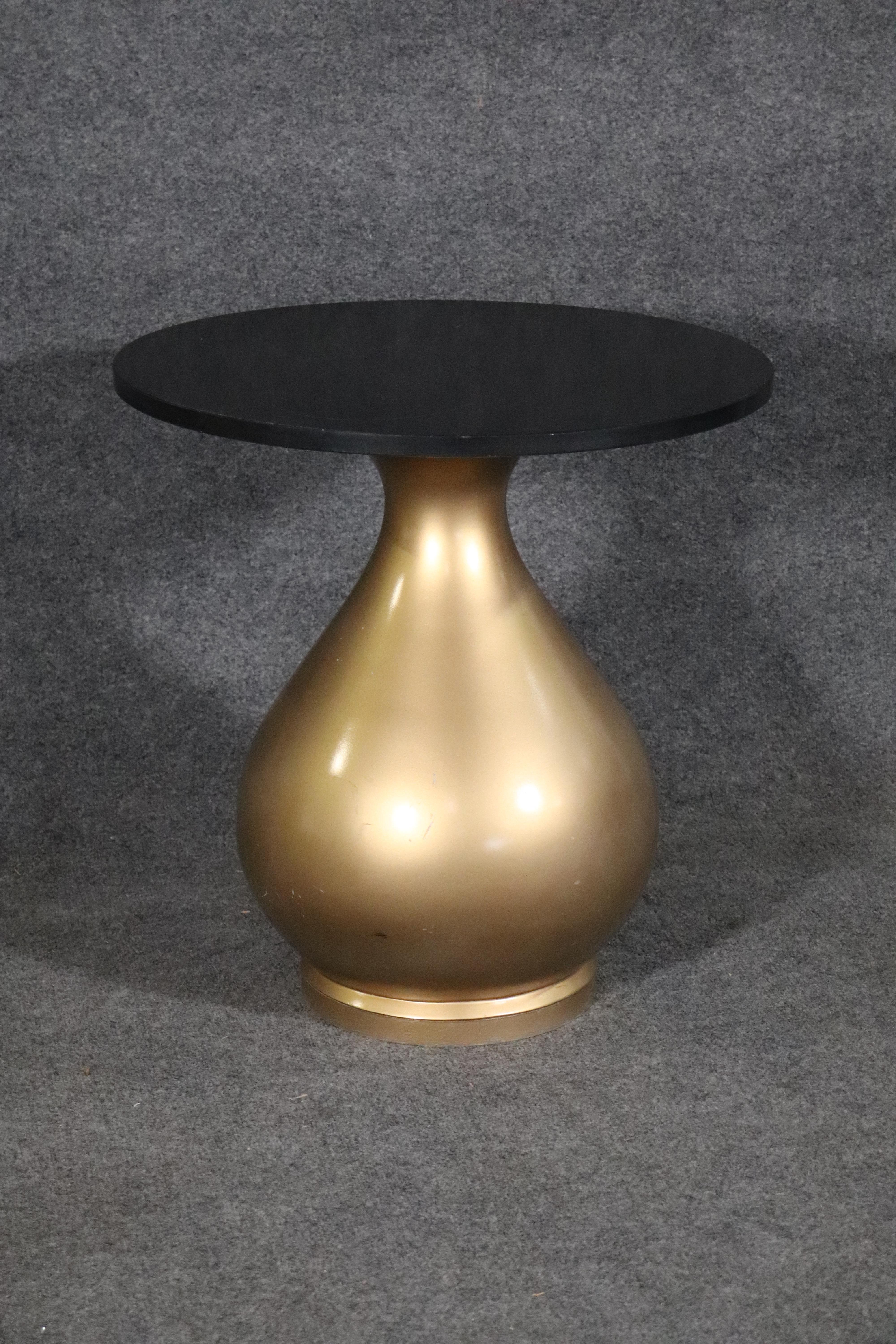 Round marble top end table with gold painted base.
Please confirm location NY or NJ.