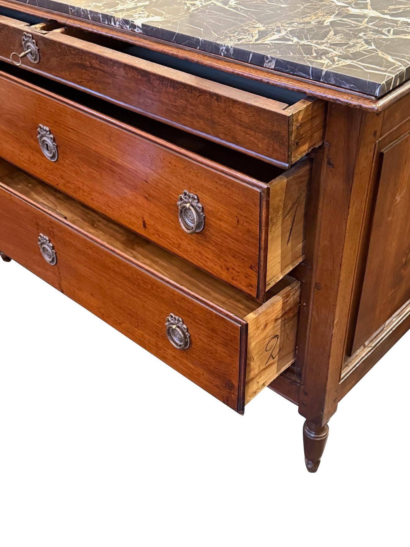 Cómoda italiana de tres cajones del siglo XVIII.
Cajón superior pequeño.
Encimera de mármol.
Herrajes originales.
Nogal.
Recientemente reformado y renovado.