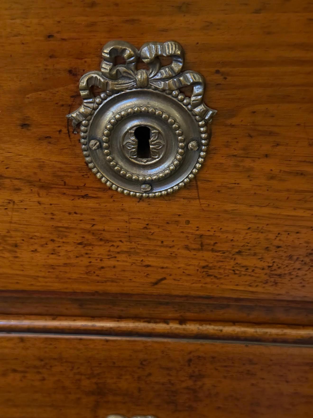 Cómoda de tres cajones de nogal con tapa de mármol, Italia, S. XVIII Italiano en venta