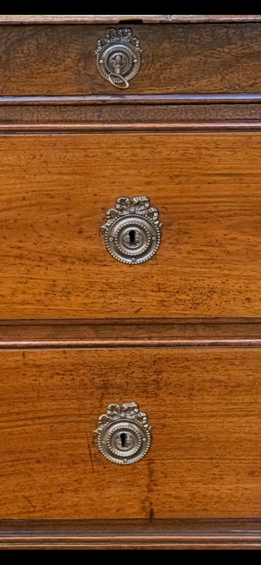 Cómoda de tres cajones de nogal con tapa de mármol, Italia, S. XVIII en Bueno estado para la venta en New York, NY