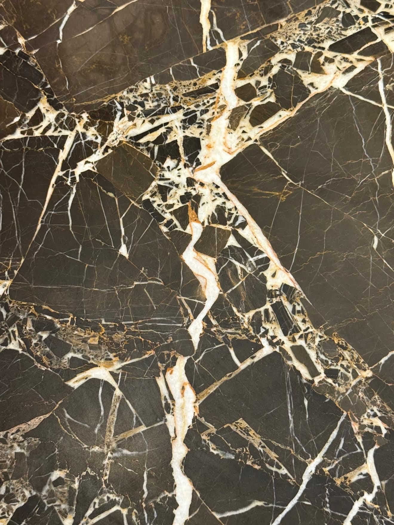 Cómoda de tres cajones de nogal con tapa de mármol, Italia, S. XVIII siglo XVIII y antes en venta