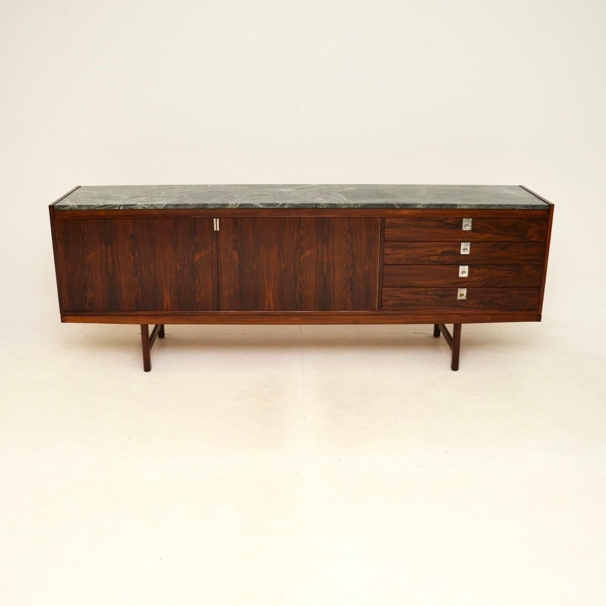 Un buffet vintage en marbre absolument magnifique et extrêmement rare, réalisé par Robert Heritage pour Archie Shine. Il a été fabriqué en Angleterre et date des années 1960.

La qualité est exceptionnelle, le plateau en marbre vert est