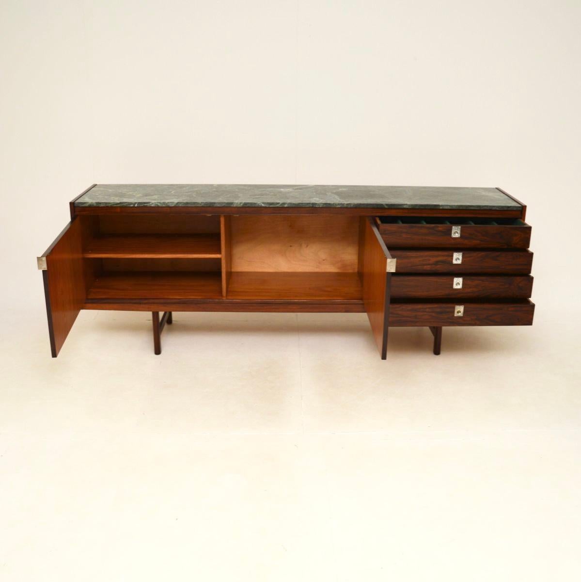 Mid-Century Modern Enfilade vintage avec dessus en marbre de Robert Heritage pour Archie Shine