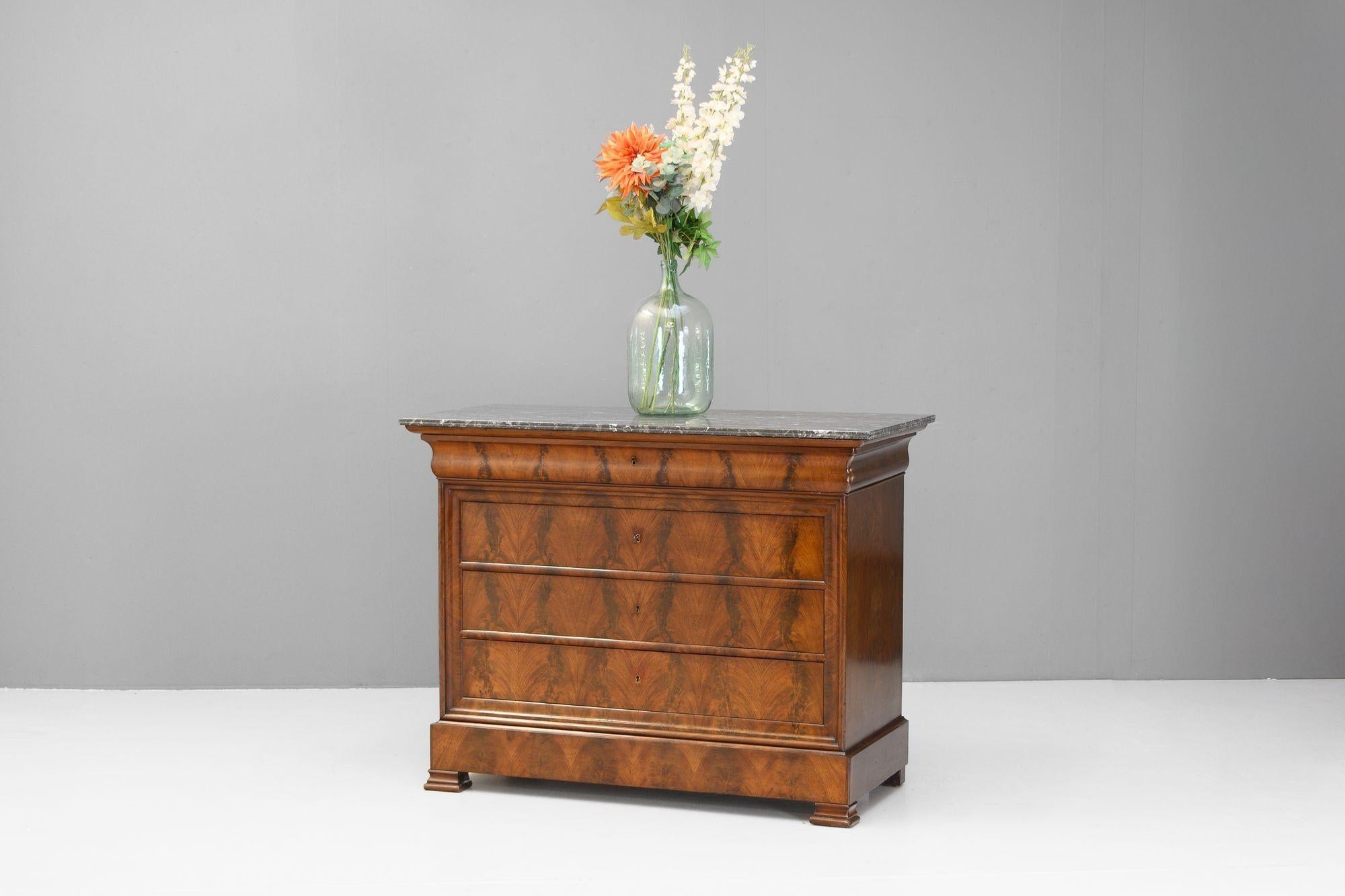Commode francese con piano in marmo di noce. Circa 1880
H. 98cm x L. 127cm x P. 57cm