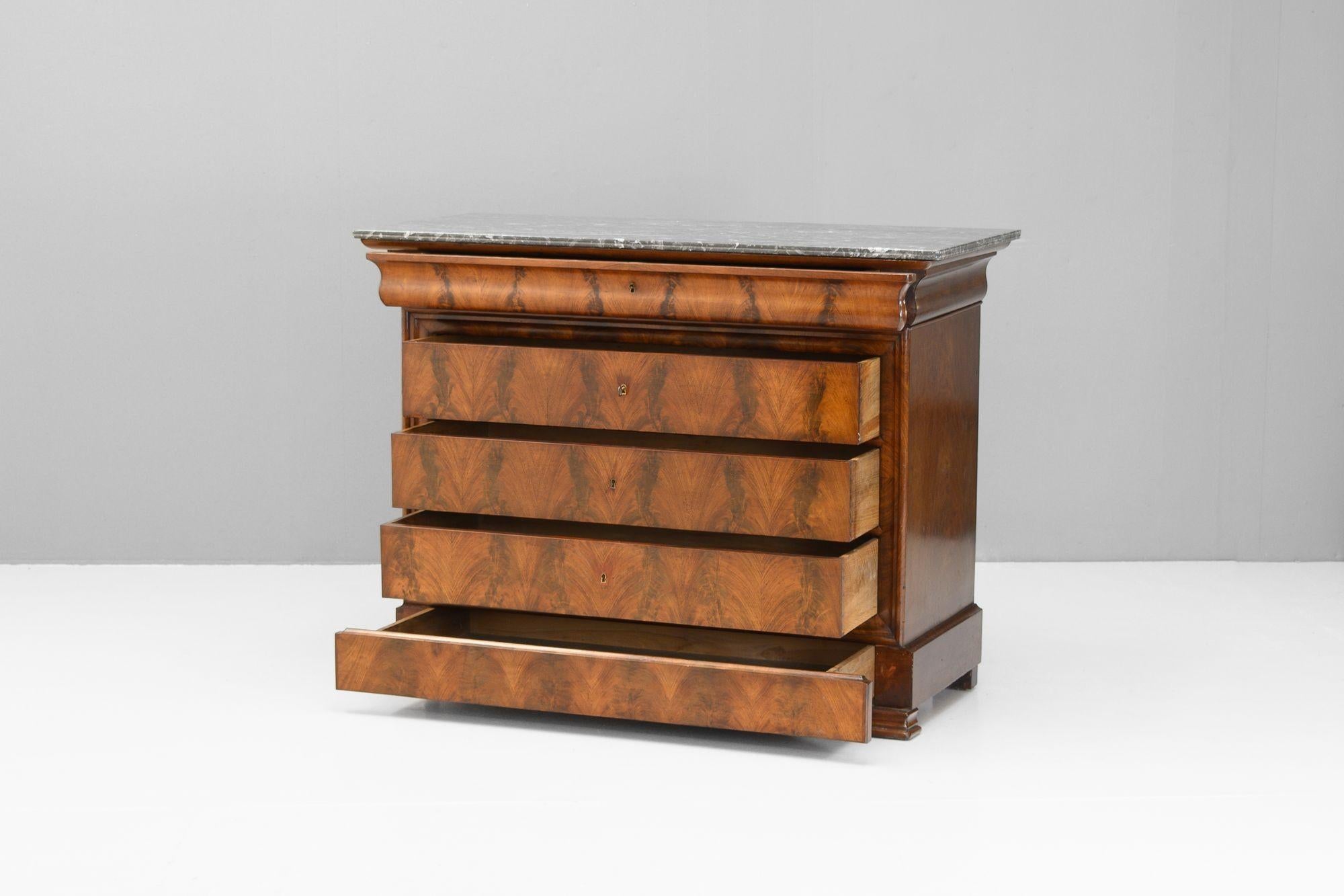 Francese Commode in noce con piano in marmo in vendita