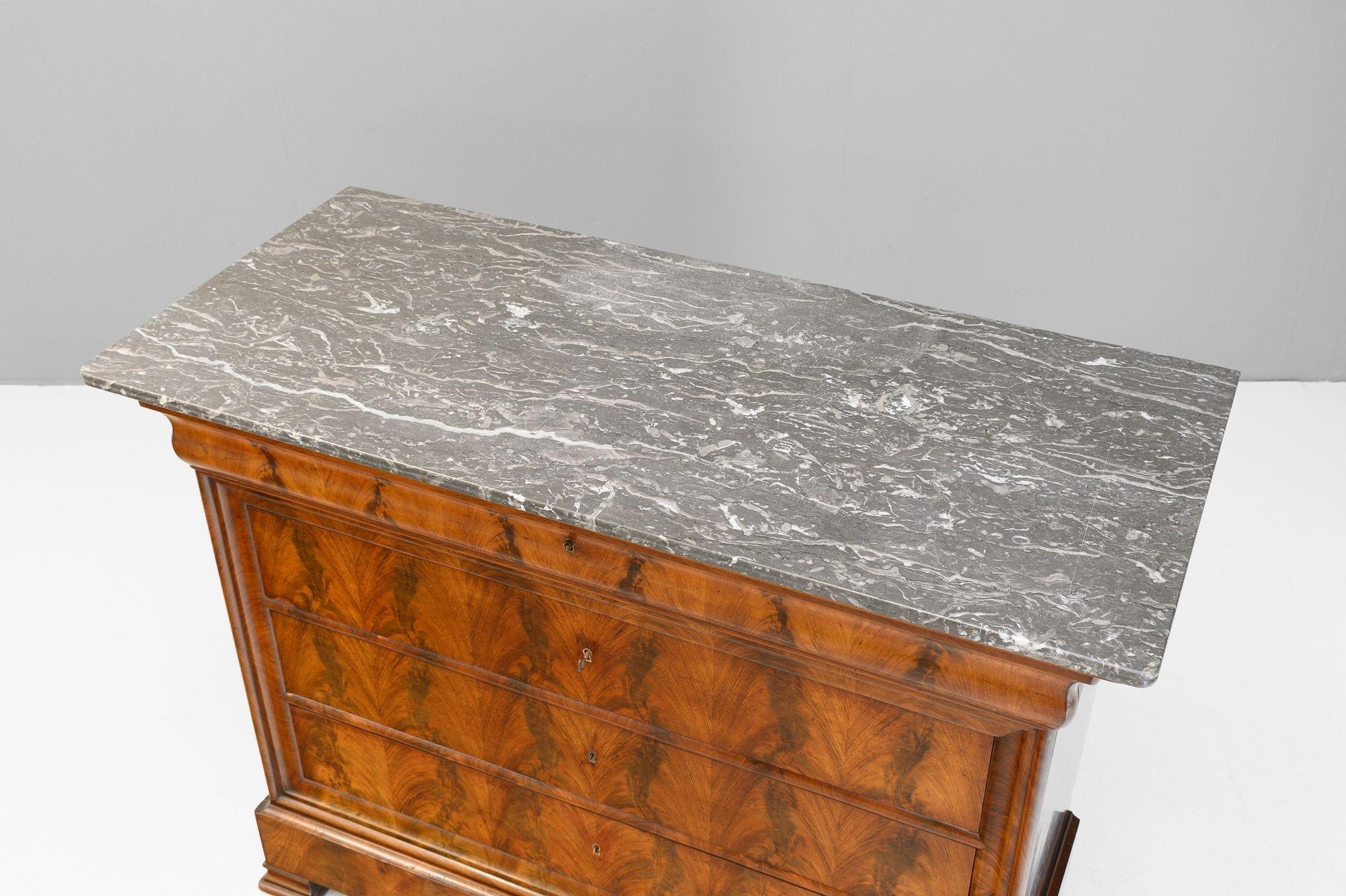Commode in noce con piano in marmo In condizioni buone in vendita a London, England