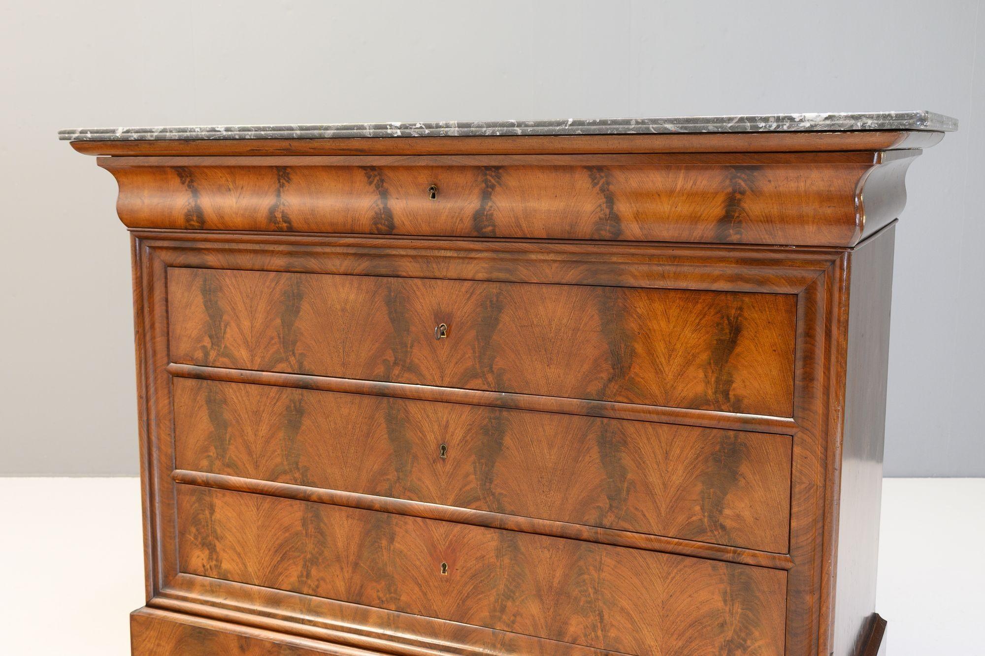Marmo Commode in noce con piano in marmo in vendita