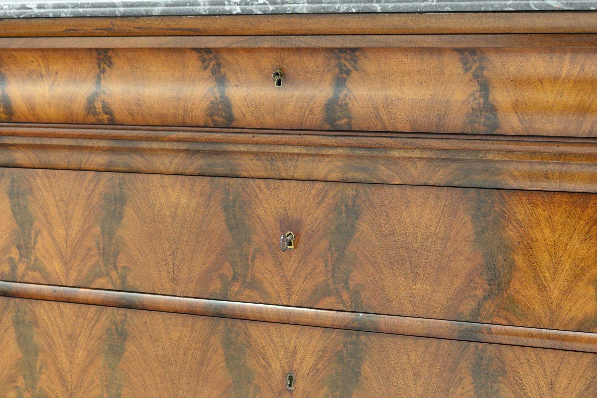 Commode in noce con piano in marmo in vendita 1