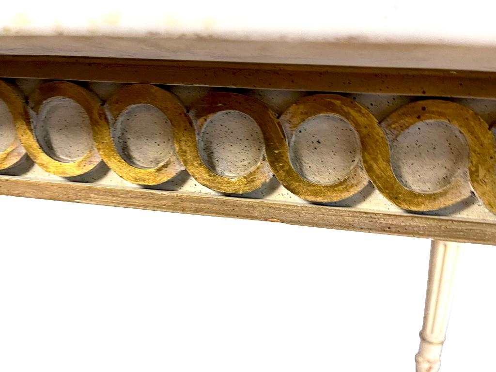 Table basse en marbre blanc et doré avec marqueterie grecque et incrustation décorative Bon état - En vente à Essex, MA