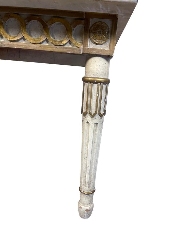 20ième siècle Table basse en marbre blanc et doré avec marqueterie grecque et incrustation décorative en vente