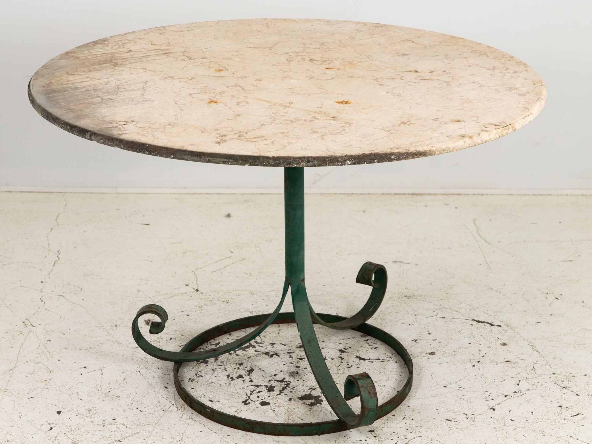 Garten- oder Pub-Tisch mit Marmorplatte und grünem Eisenfuß, französisch, 20. Jahrhundert. (Französisch) im Angebot