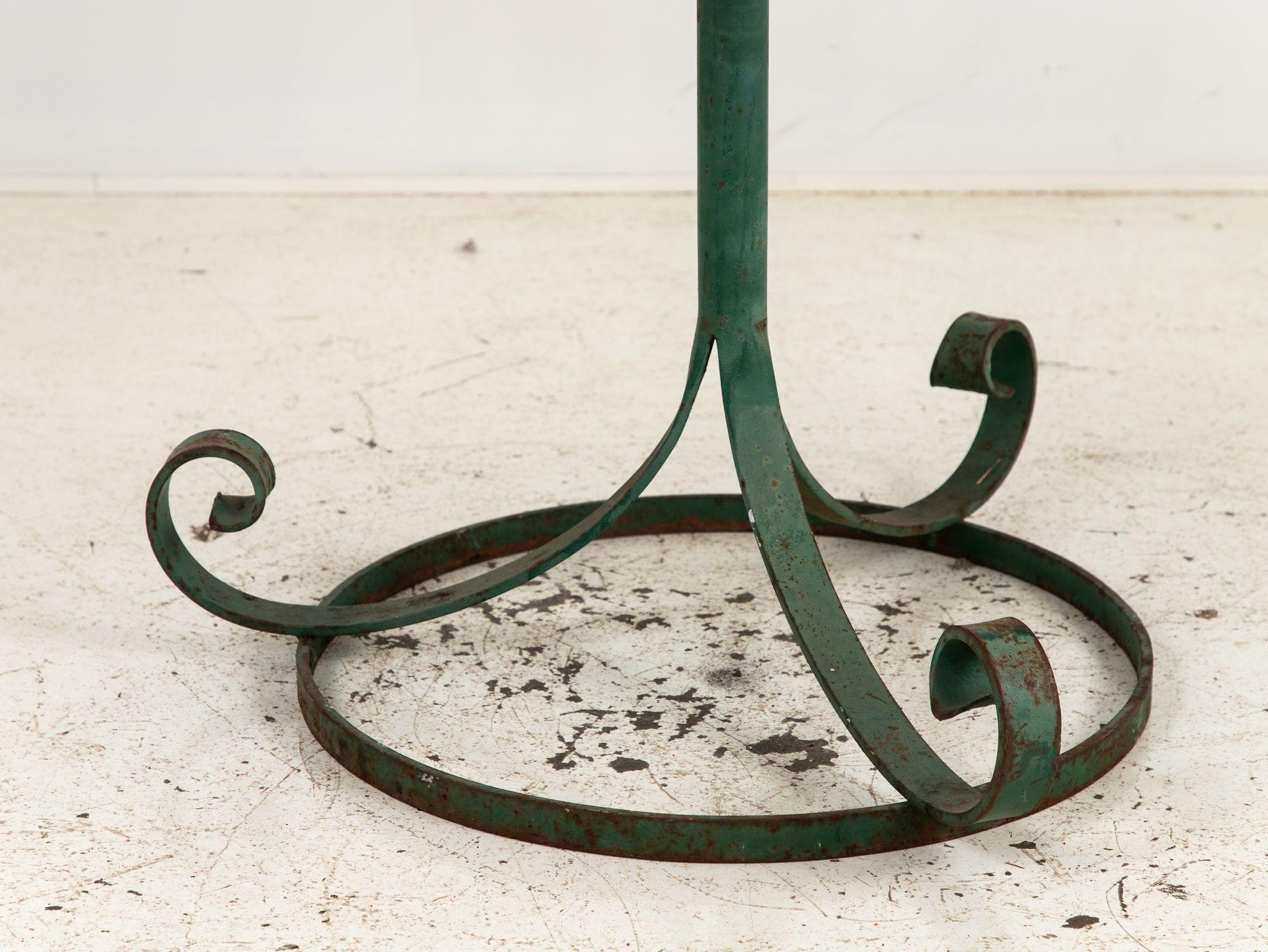 Garten- oder Pub-Tisch mit Marmorplatte und grünem Eisenfuß, französisch, 20. Jahrhundert. im Angebot 2