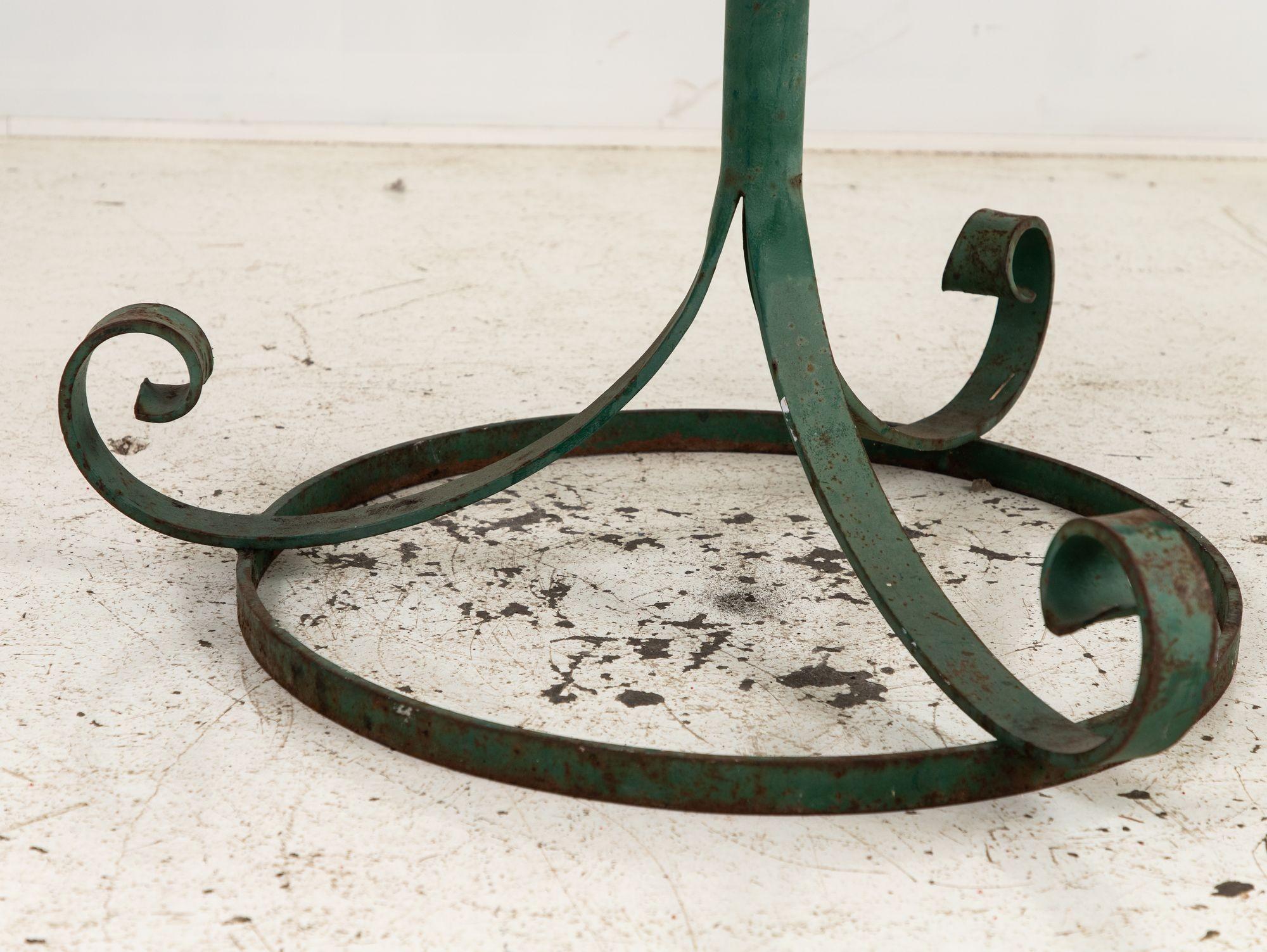 Garten- oder Pub-Tisch mit Marmorplatte und grünem Eisenfuß, französisch, 20. Jahrhundert. im Angebot 4