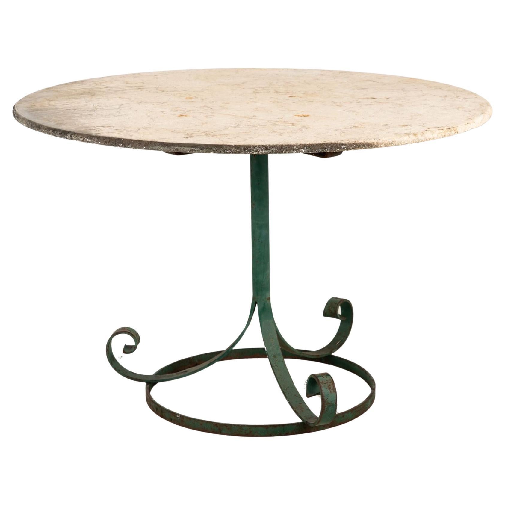 Garten- oder Pub-Tisch mit Marmorplatte und grünem Eisenfuß, französisch, 20. Jahrhundert. im Angebot