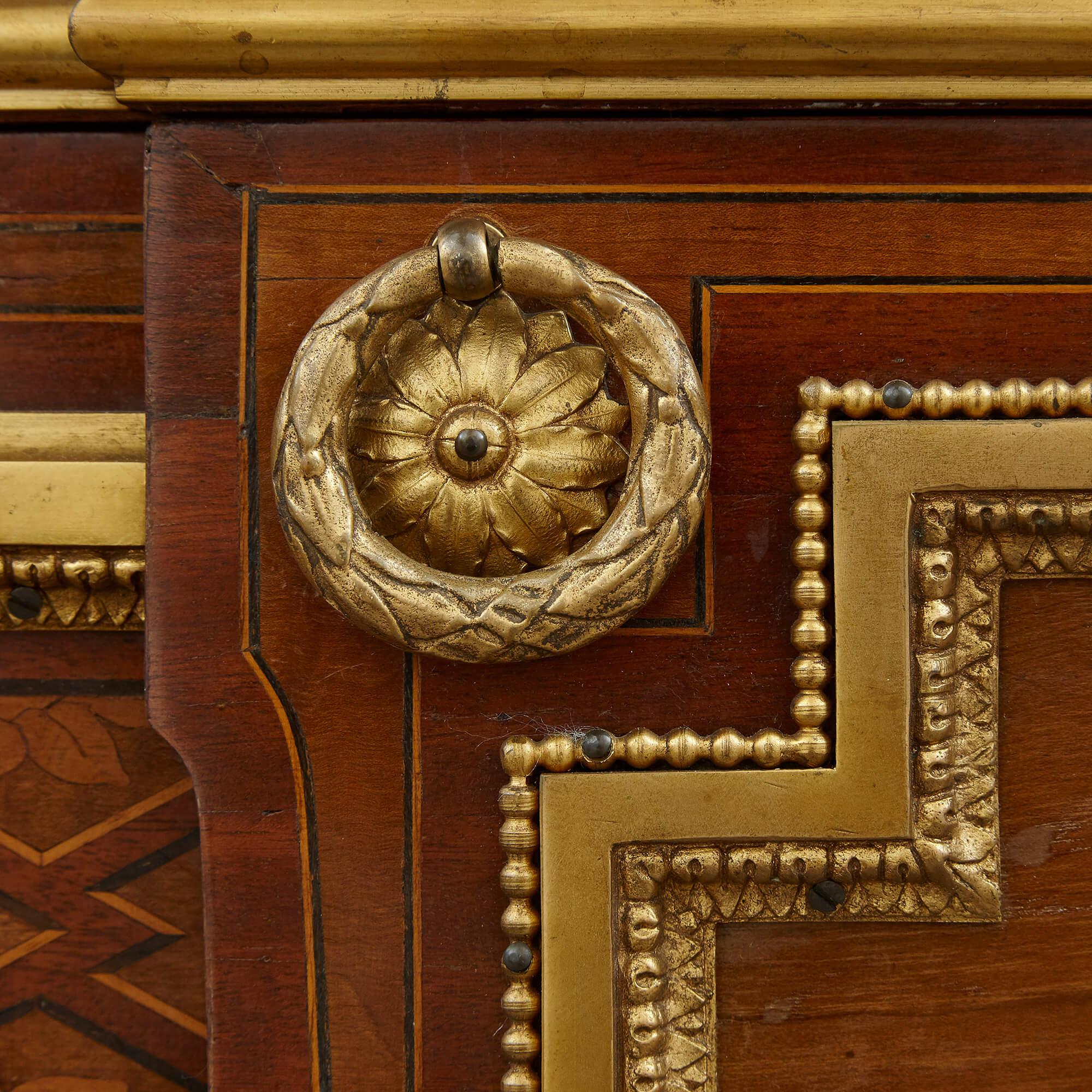 Francese Commode con intarsio in marmo di Riesener in vendita