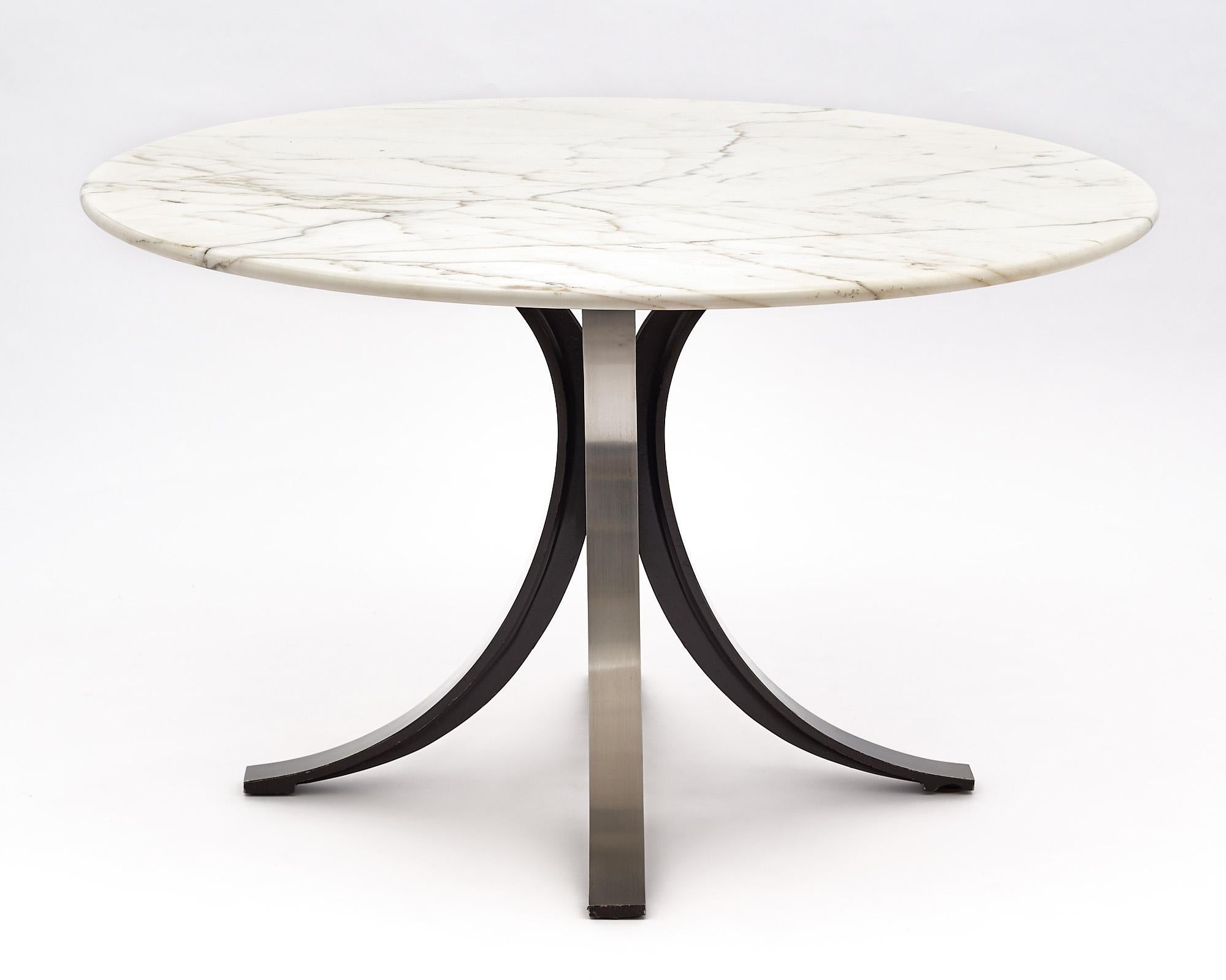Tisch, italienisch, entworfen von Osvaldo Borsani für Tecno. Platte aus Carrara-Marmor mit stilisiertem Stahlsockel.