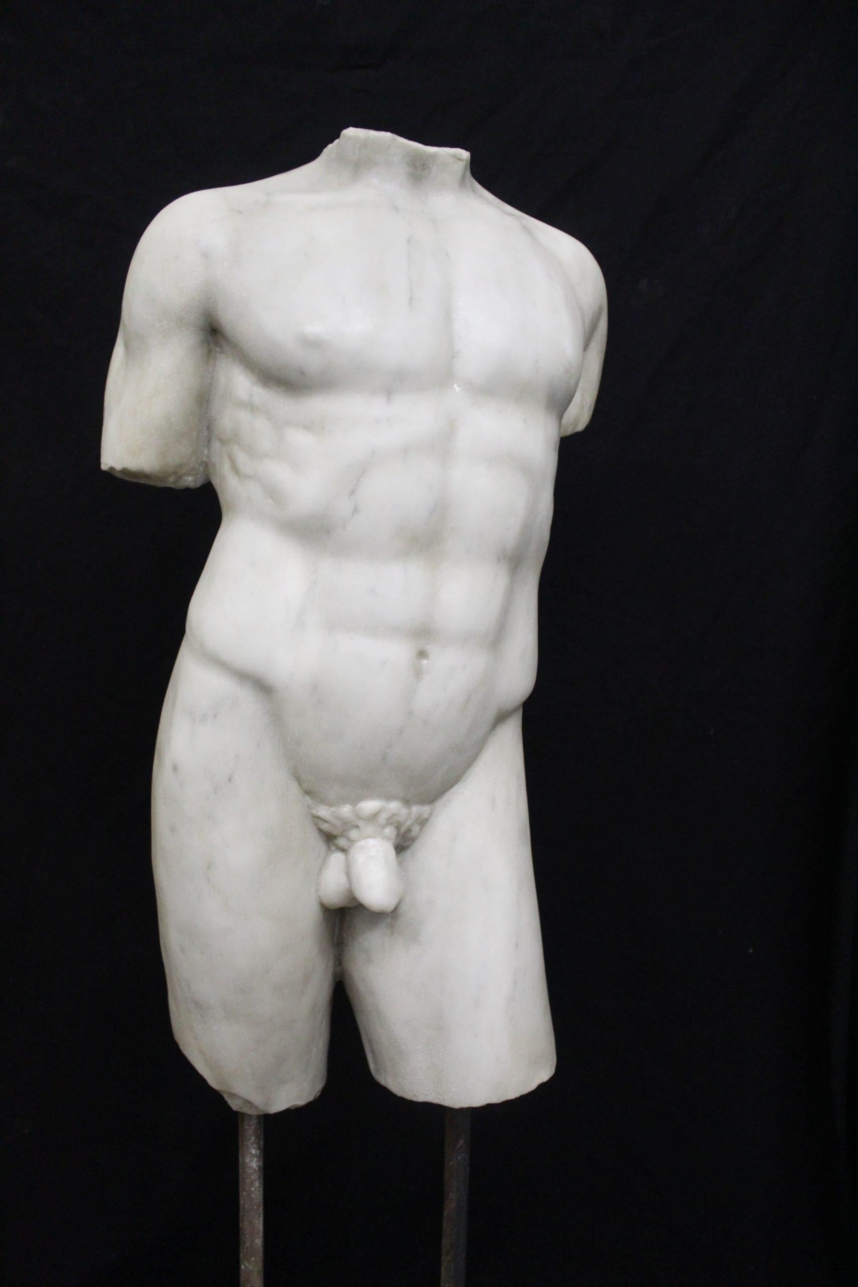 Torse en marbre, h 123 cm, Buste en marbre de Carrare, sculpture en marbre . Torse en marbre, hauteur 123 cm