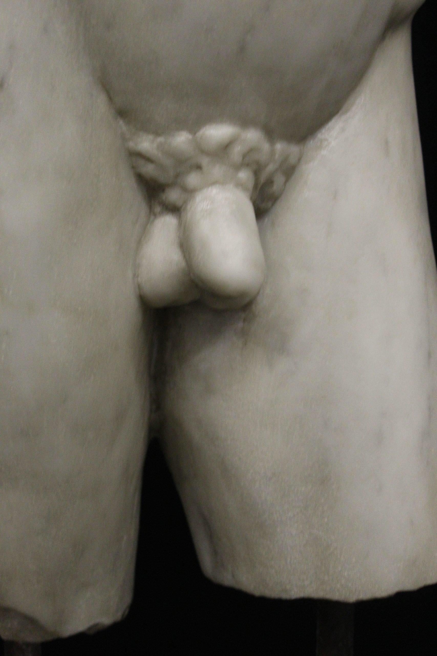 20ième siècle Torse en marbre, hauteur123 cm, buste en marbre de Carrare, sculpture en marbre en vente